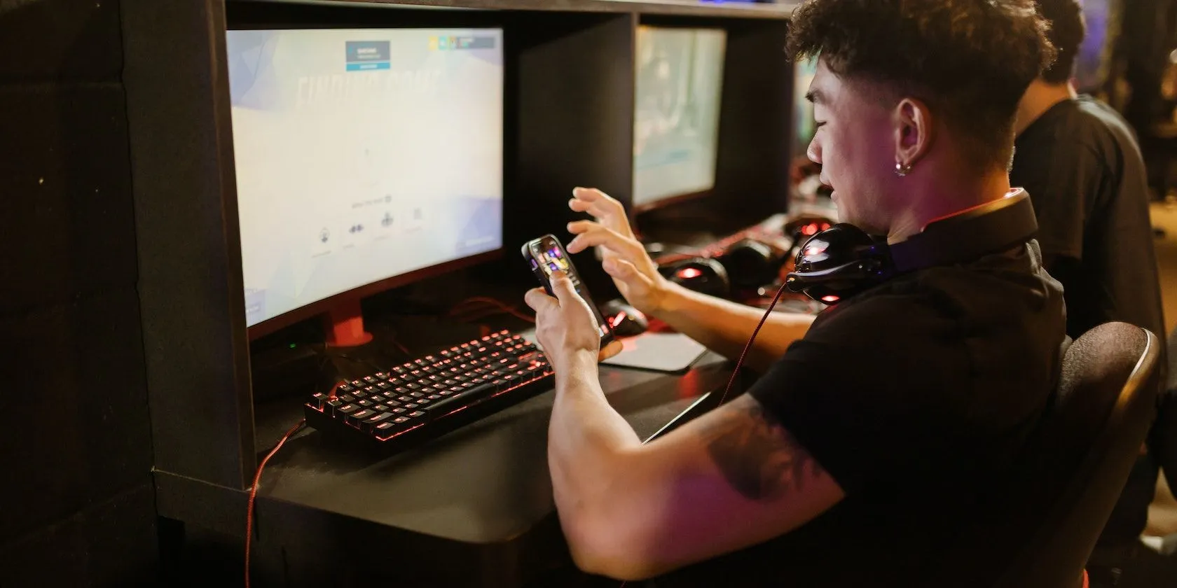 Người đàn ông đang tương tác với điện thoại thông minh, có thể đang sử dụng Discord để xem phim chung