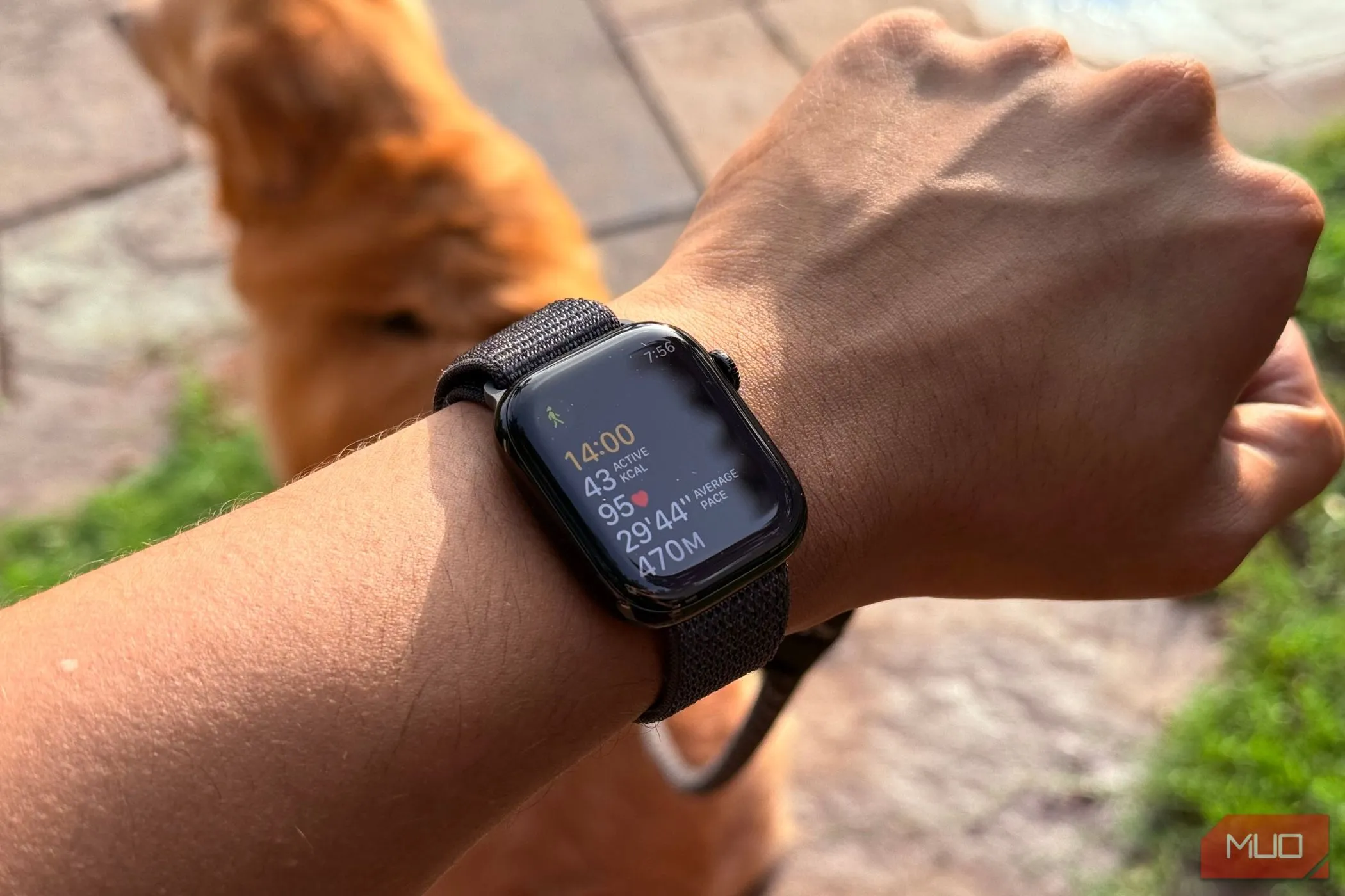 Người đàn ông đeo Apple Watch trên cổ tay với ứng dụng tập luyện hiển thị số liệu thống kê