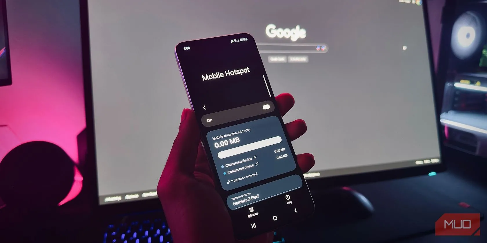 Người dùng đang cầm điện thoại Android hiển thị tính năng Điểm phát sóng di động (Hotspot), kết nối với máy tính