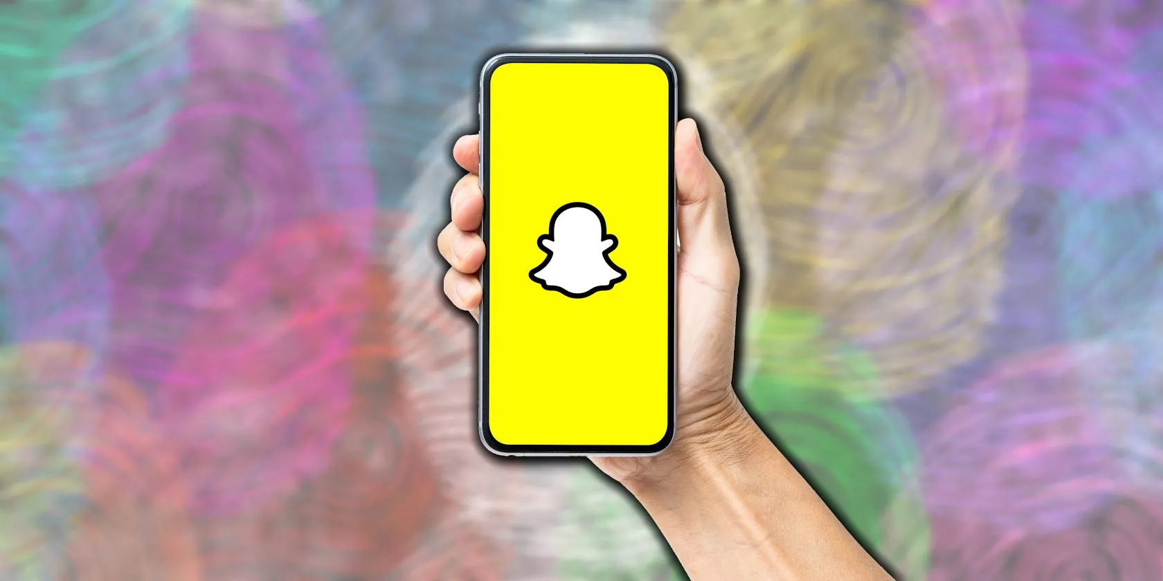 Người dùng đang cầm điện thoại hiển thị giao diện ứng dụng Snapchat