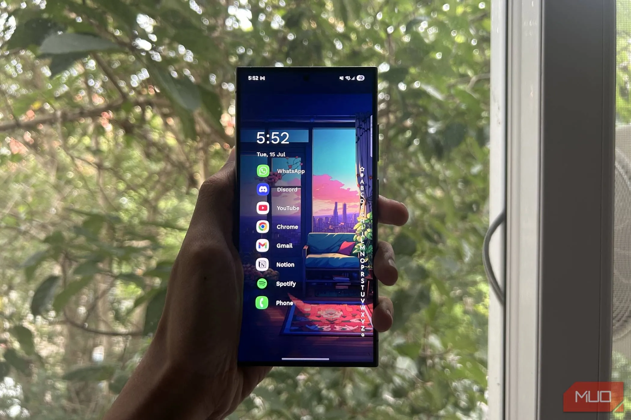 Người dùng đang cầm Samsung Galaxy S24 Ultra, hiển thị giao diện tùy biến với trình khởi chạy Niagara Launcher trên Android.