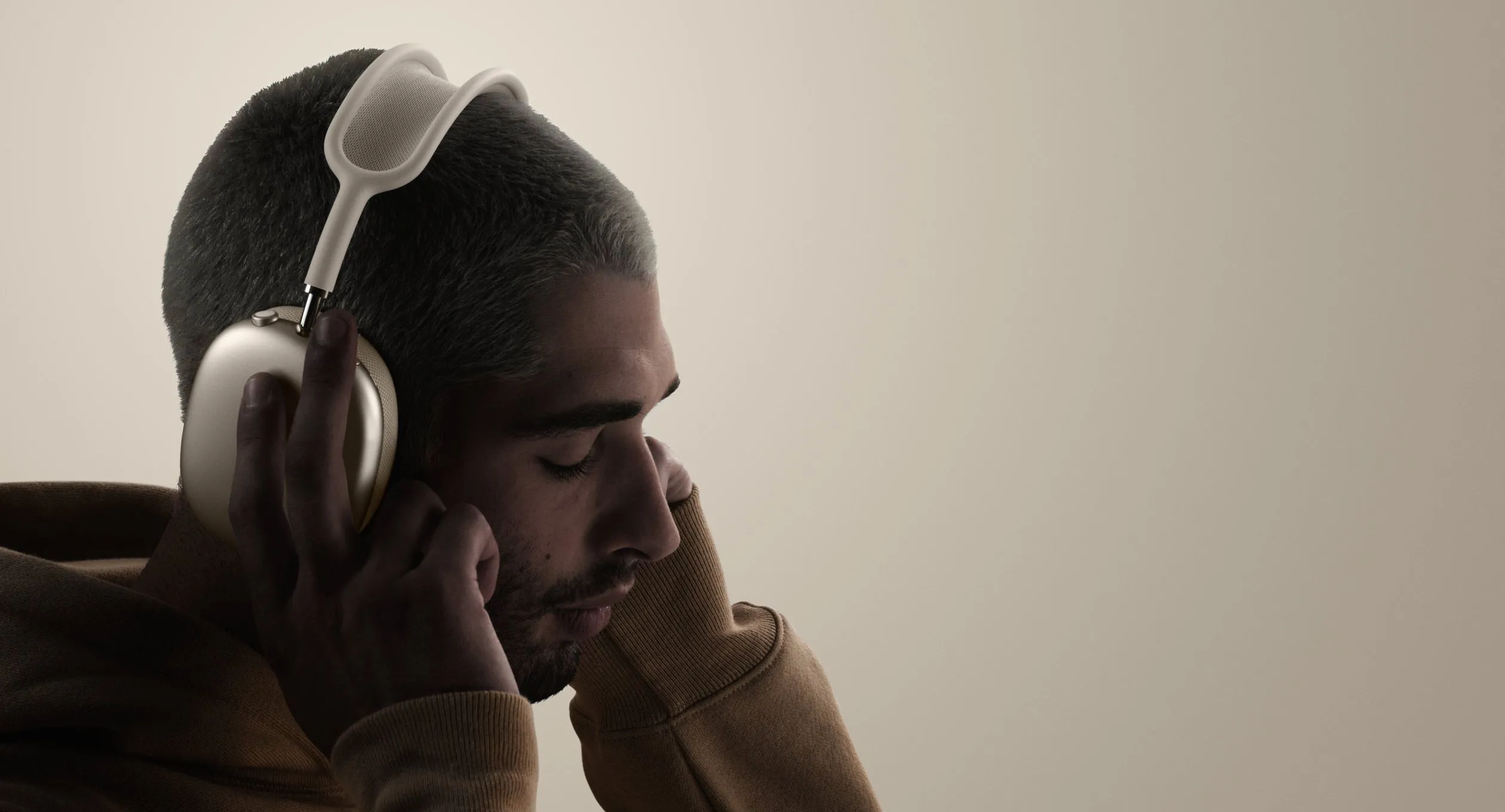 Người dùng đang đeo tai nghe AirPods Max, cho thấy kích thước và trọng lượng có thể gây khó chịu khi sử dụng lâu