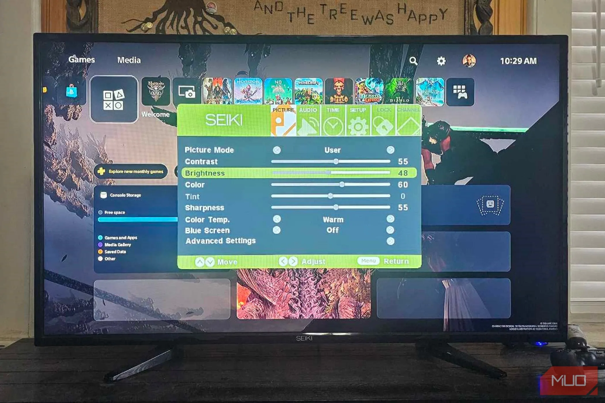 Người dùng đang điều chỉnh cài đặt độ sáng trên một chiếc smart TV để tối ưu trải nghiệm xem phim
