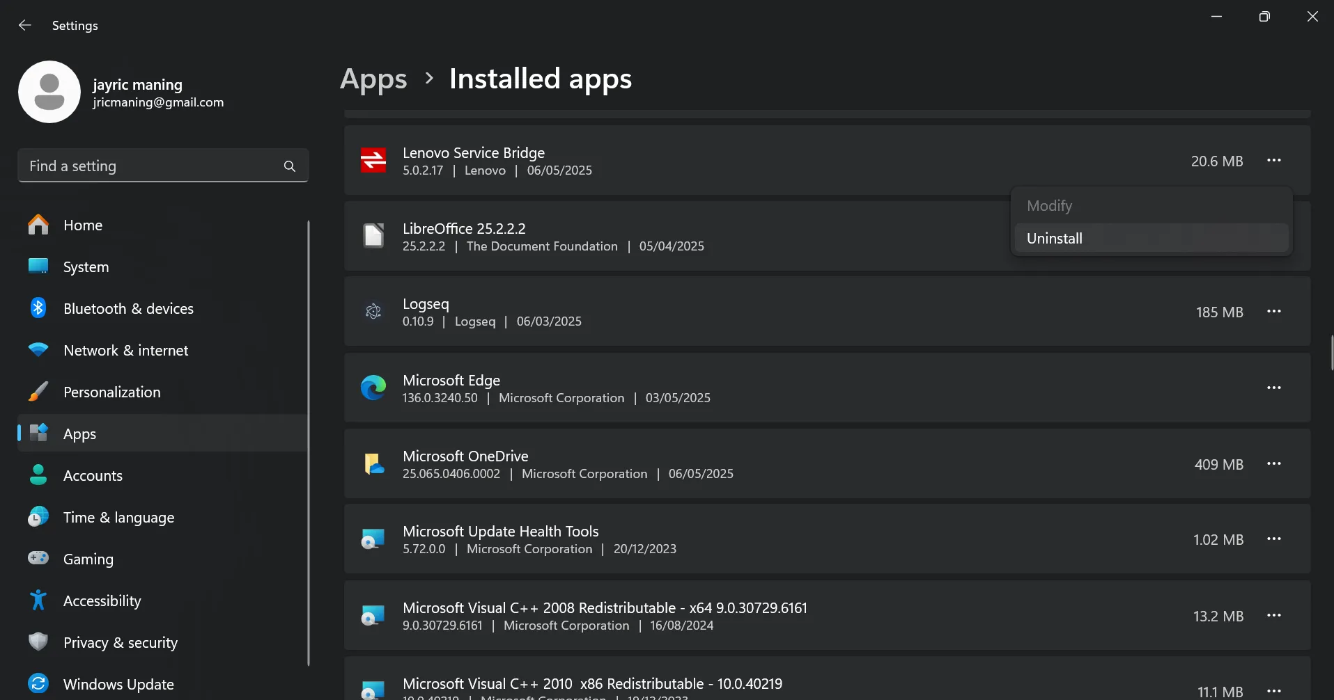 Người dùng đang gỡ bỏ ứng dụng không mong muốn thủ công thông qua cài đặt Ứng dụng (Apps) trong Windows, minh họa quy trình debloat.