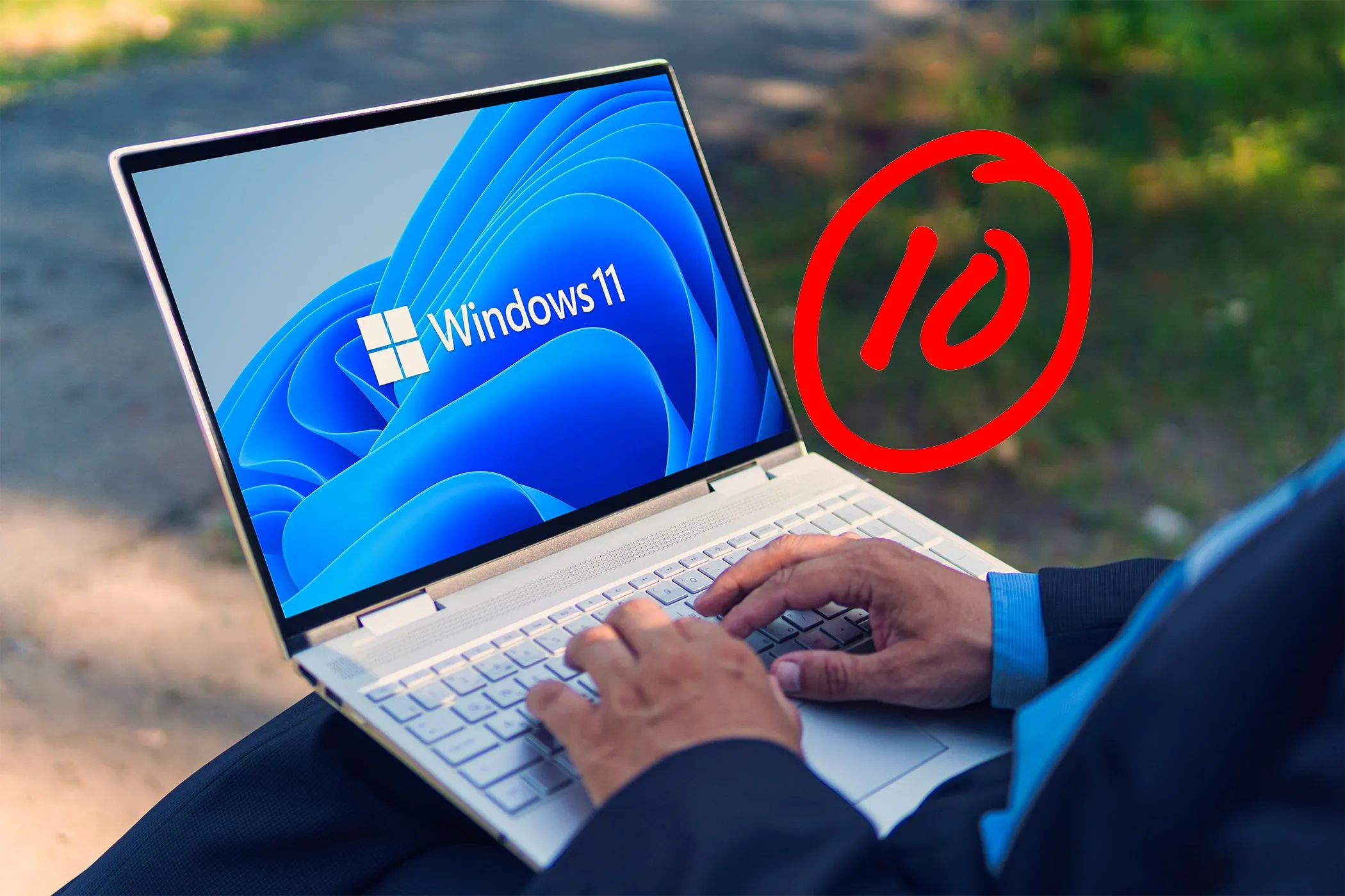 Người dùng đang gõ trên laptop hiển thị Windows 11 và điểm số 10, gợi nhắc đến việc cập nhật hệ điều hành Windows 10 hoặc đánh giá hiệu năng.