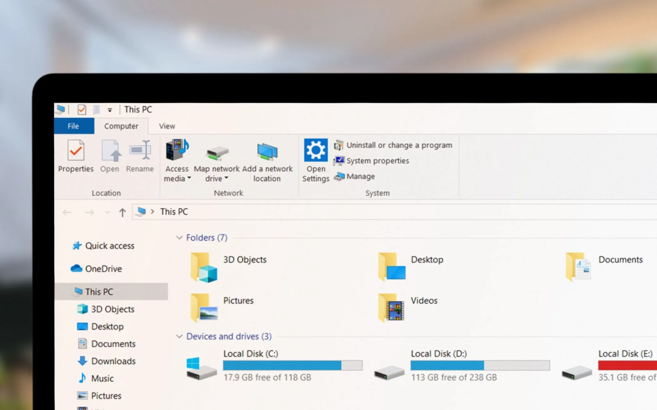 Người dùng đang làm việc với File Explorer trên laptop Windows