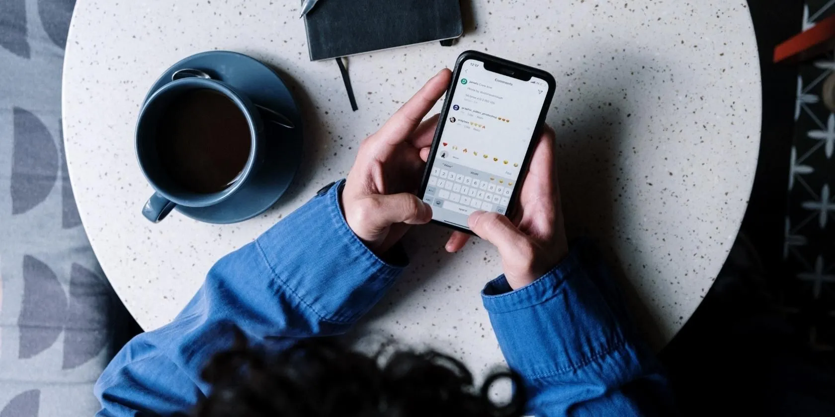 Người dùng đang sử dụng iPhone để đăng bình luận với các gợi ý emoji.