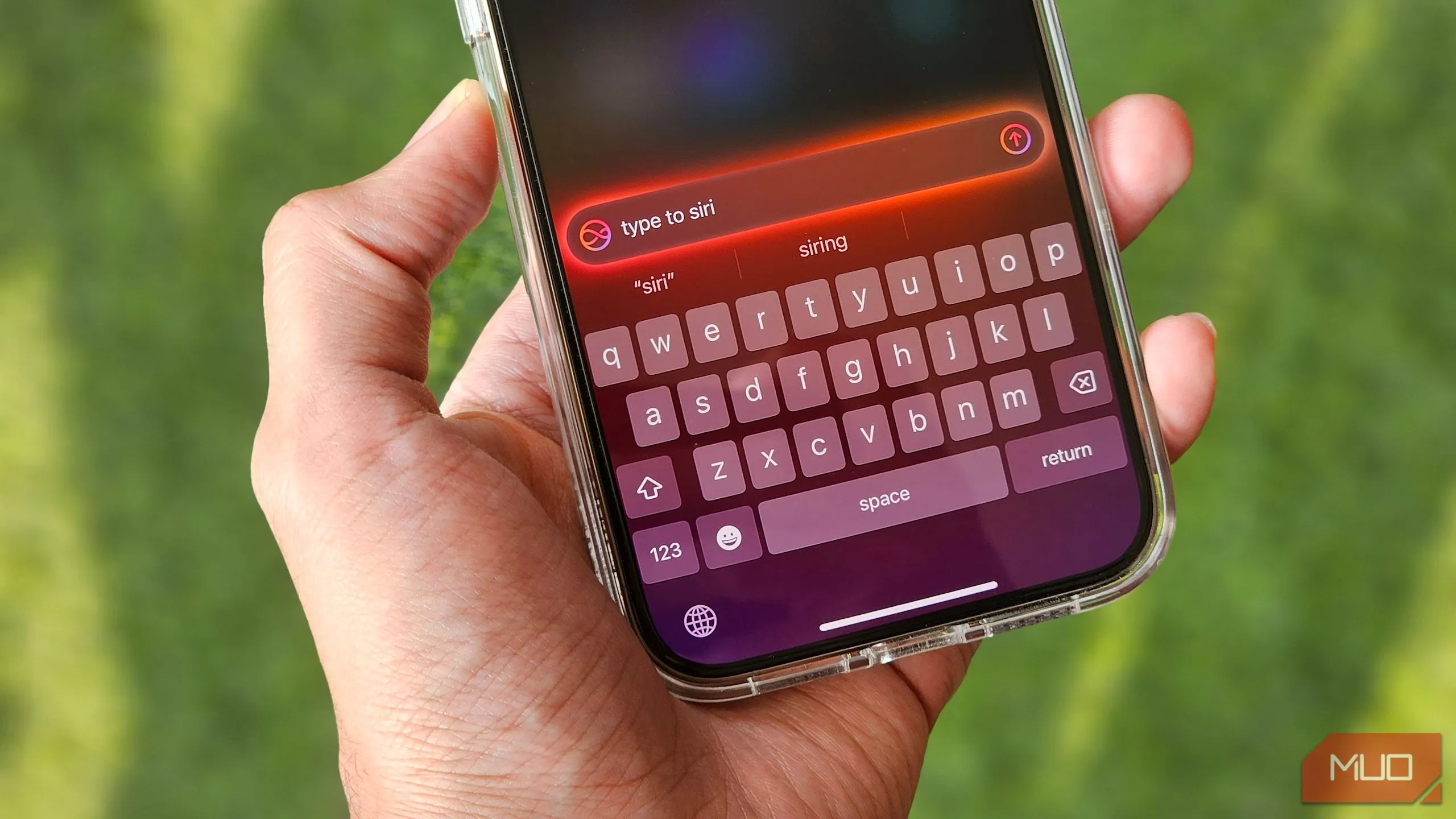 Người dùng đang sử dụng tính năng gõ văn bản cho Siri trên iPhone