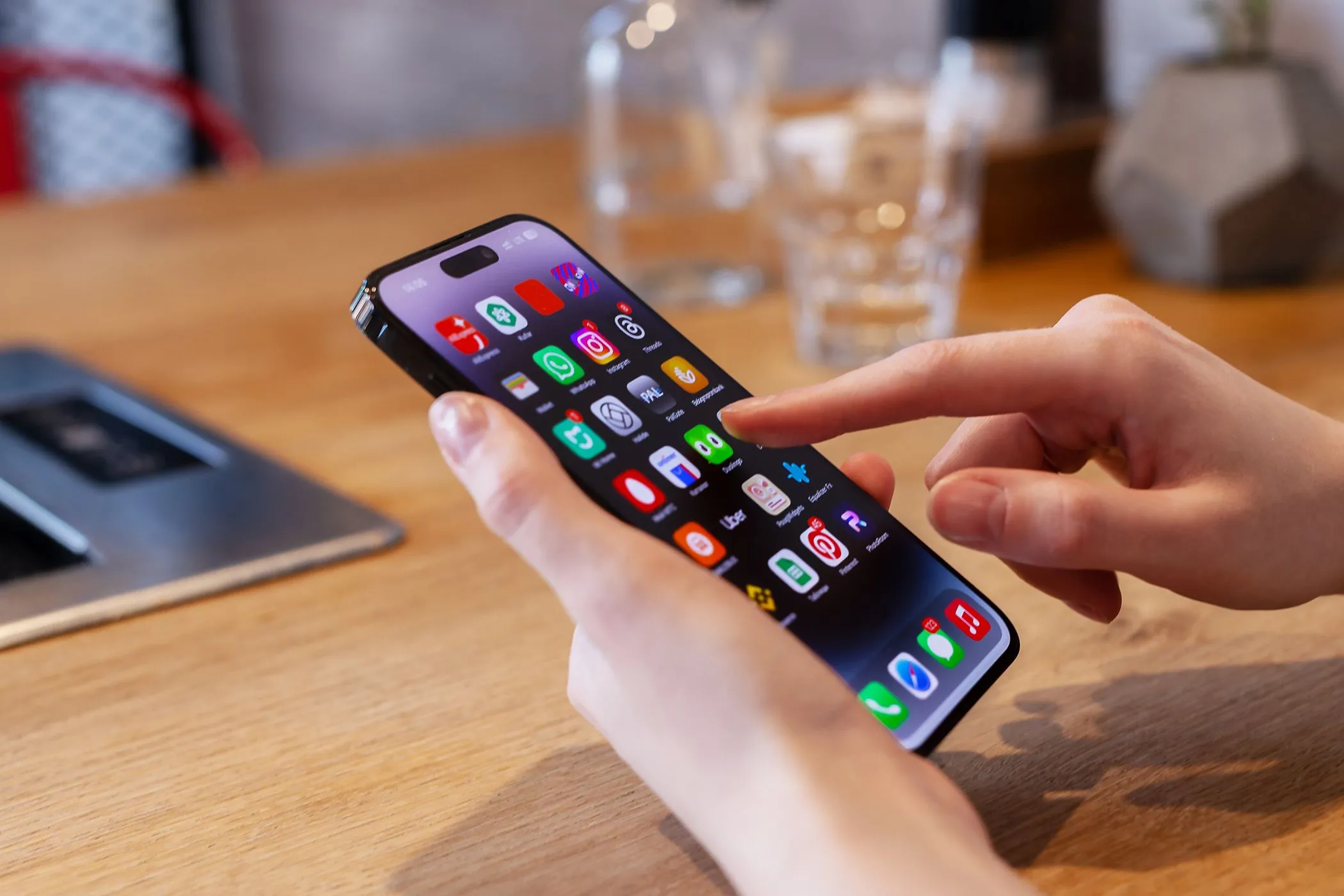 Người dùng đang thao tác trên điện thoại iPhone, minh họa sự tiện lợi khi có tính năng lưu nguồn ảnh chụp màn hình