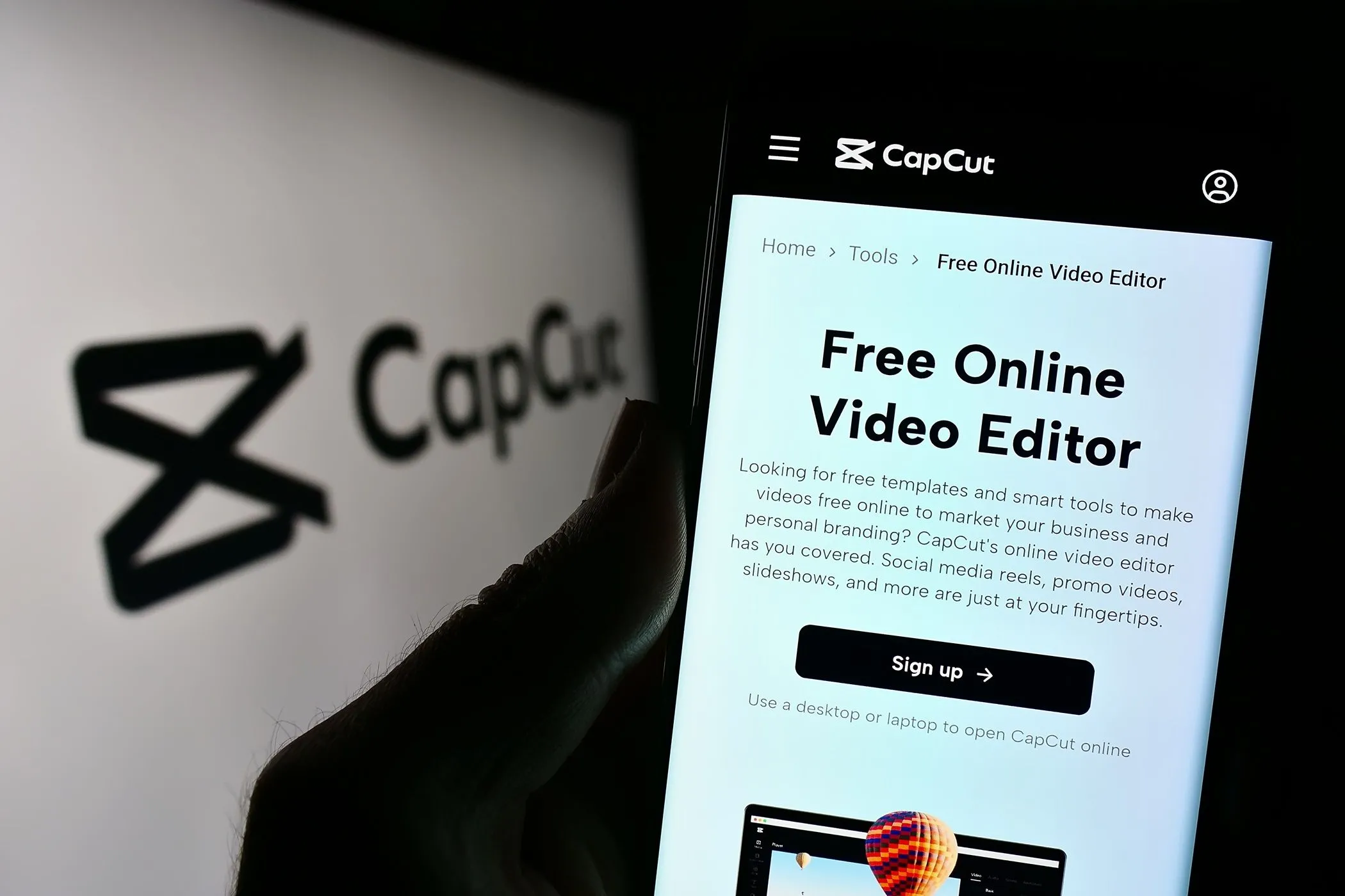 Người dùng đang thao tác trên điện thoại với ứng dụng chỉnh sửa video CapCut, đối thủ cạnh tranh của Edits