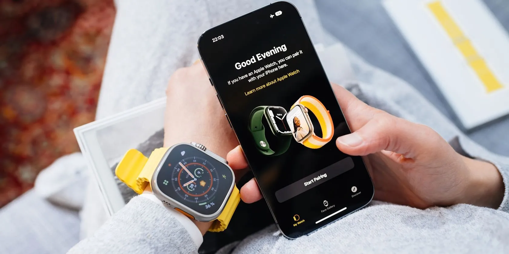 Người dùng đang thực hiện quá trình ghép nối Apple Watch Ultra với iPhone để đơn giản hóa cài đặt