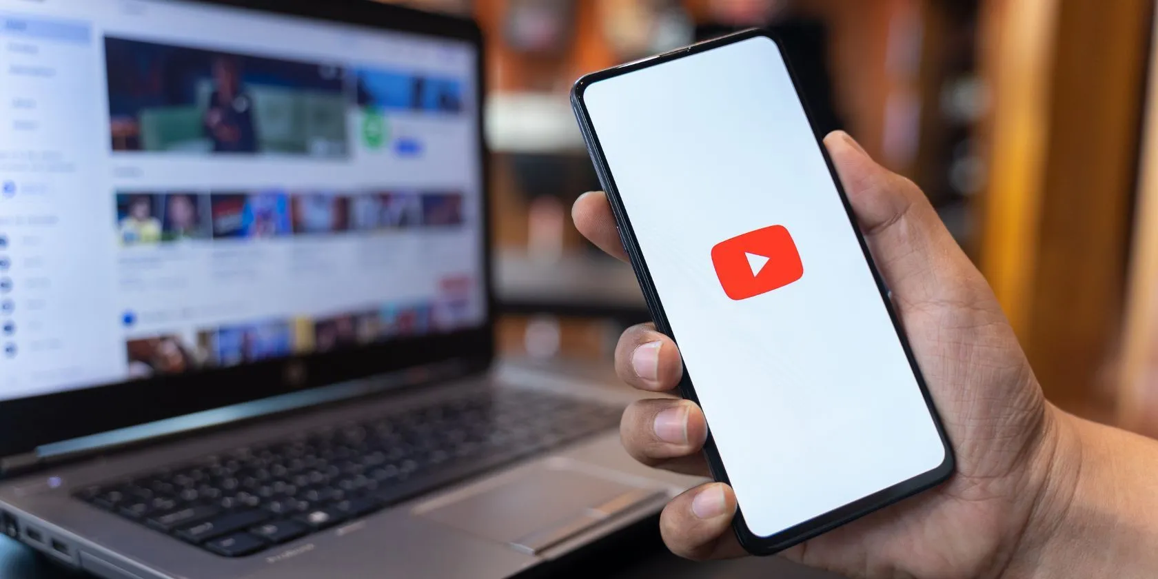 Người dùng đang xem ứng dụng YouTube trên điện thoại