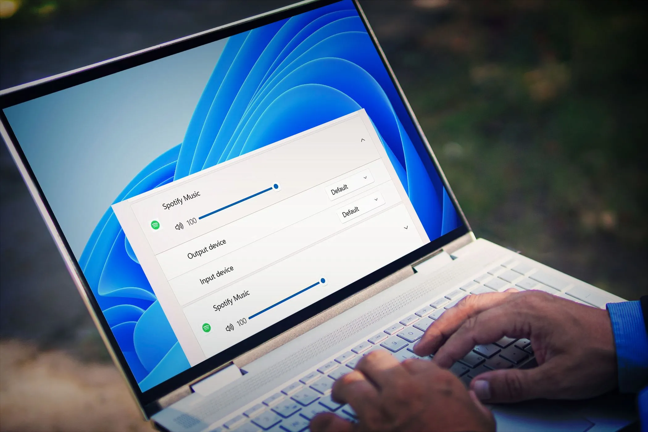 Người dùng điều chỉnh cài đặt âm thanh trên laptop Windows 11, kiểm soát âm lượng cho từng ứng dụng