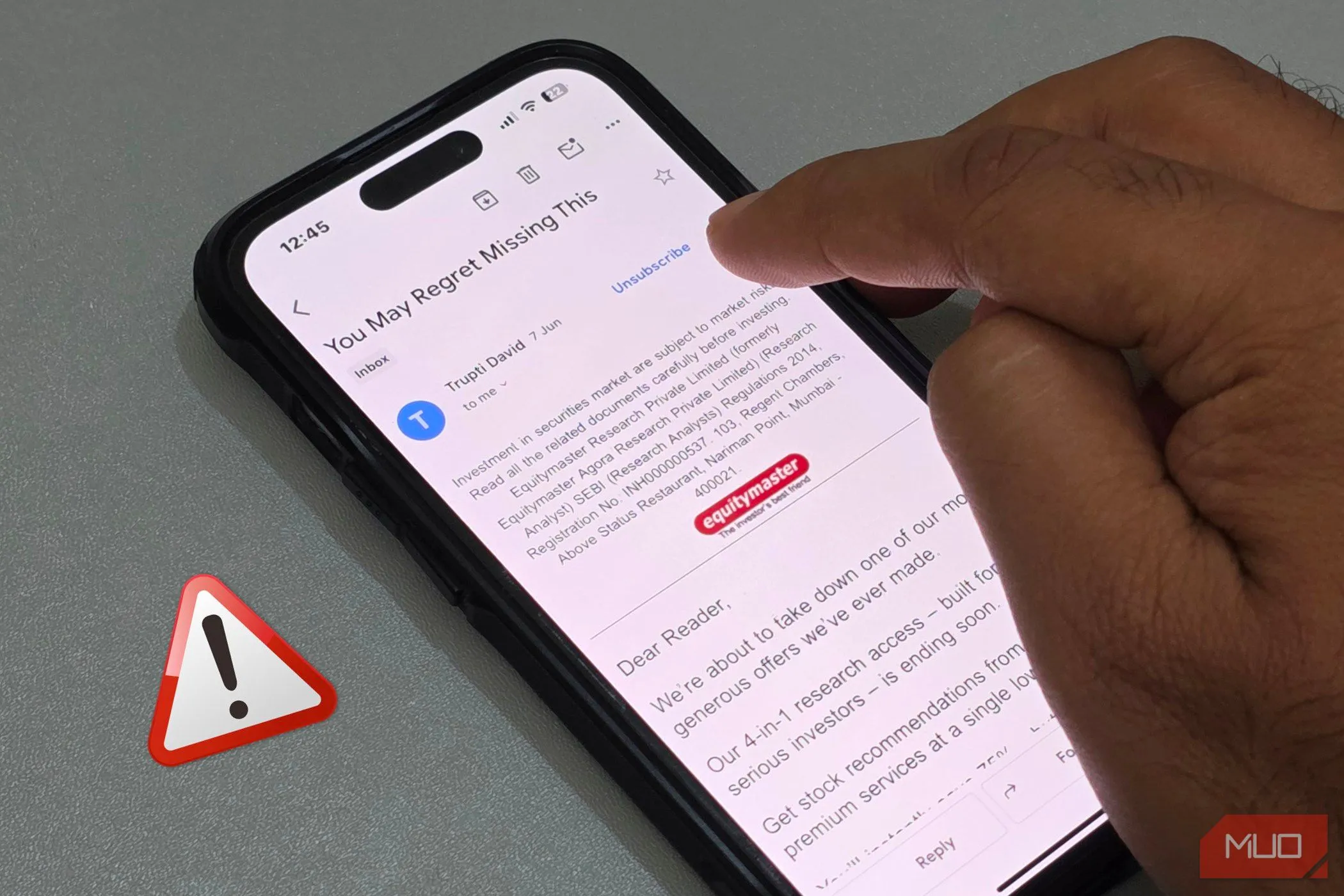 người dùng iPhone đang thao tác hủy đăng ký từ một email spam, minh họa cạm bẫy nút &quot;Unsubscribe&quot;