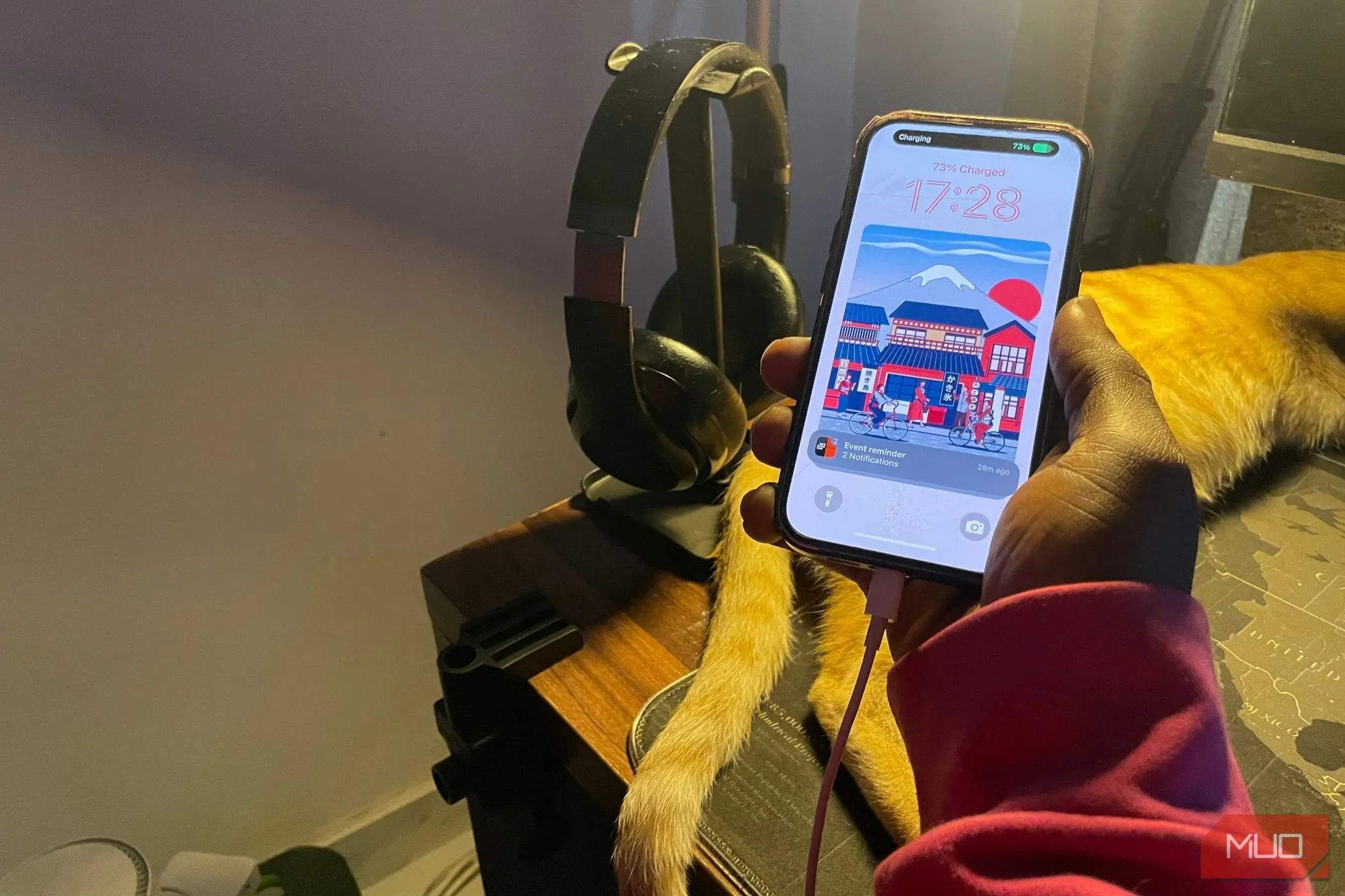 Người dùng iPhone trong khi đang sạc