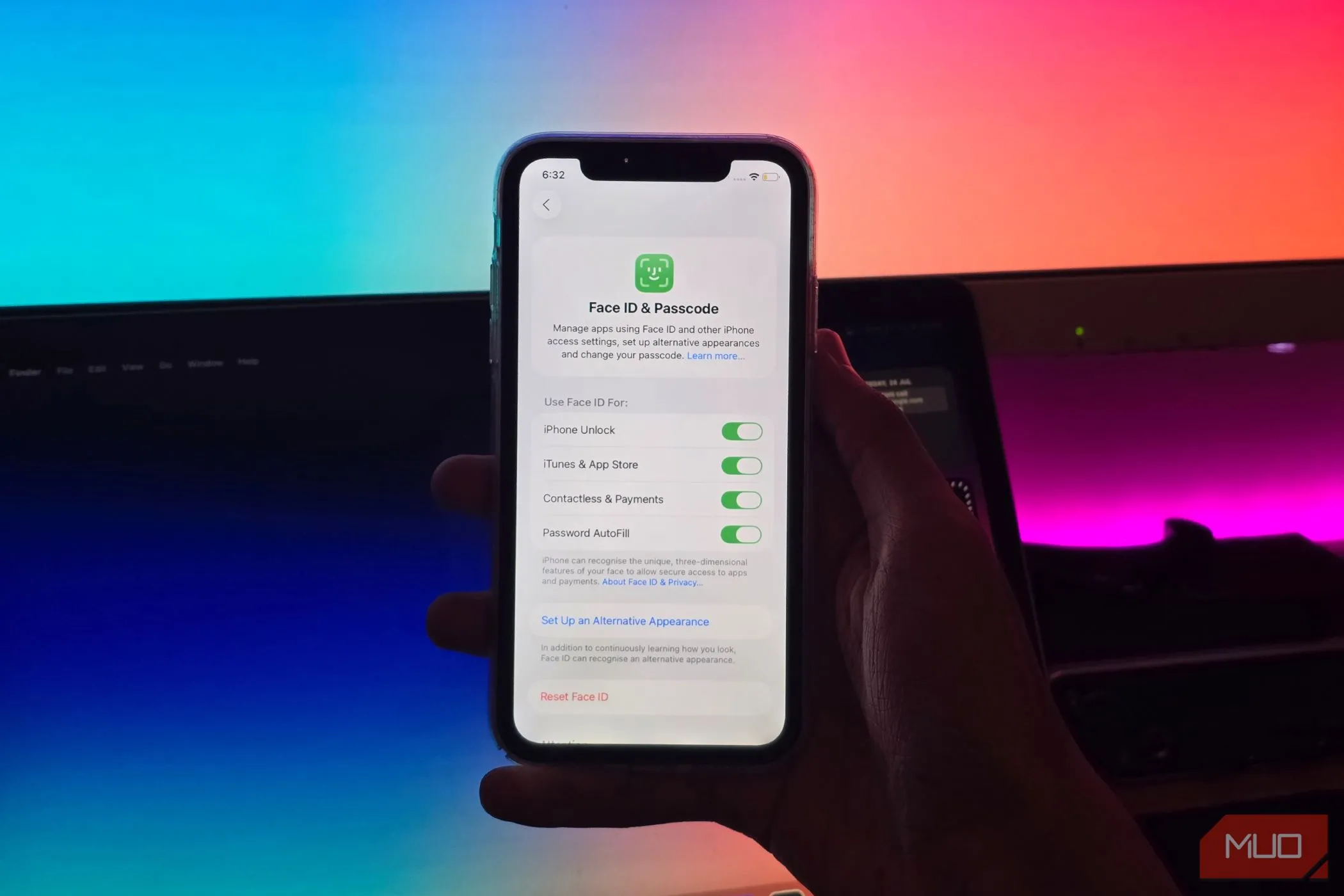 Người dùng mở cài đặt Face ID và Mật mã trên iPhone