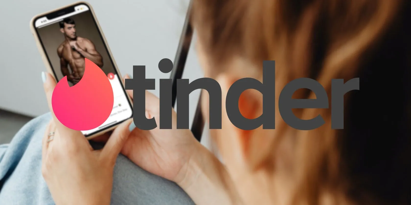 Người dùng nữ xem hồ sơ hẹn hò trên ứng dụng Tinder, thể hiện sự gia tăng hoạt động trên các nền tảng hẹn hò trực tuyến vào dịp năm mới.