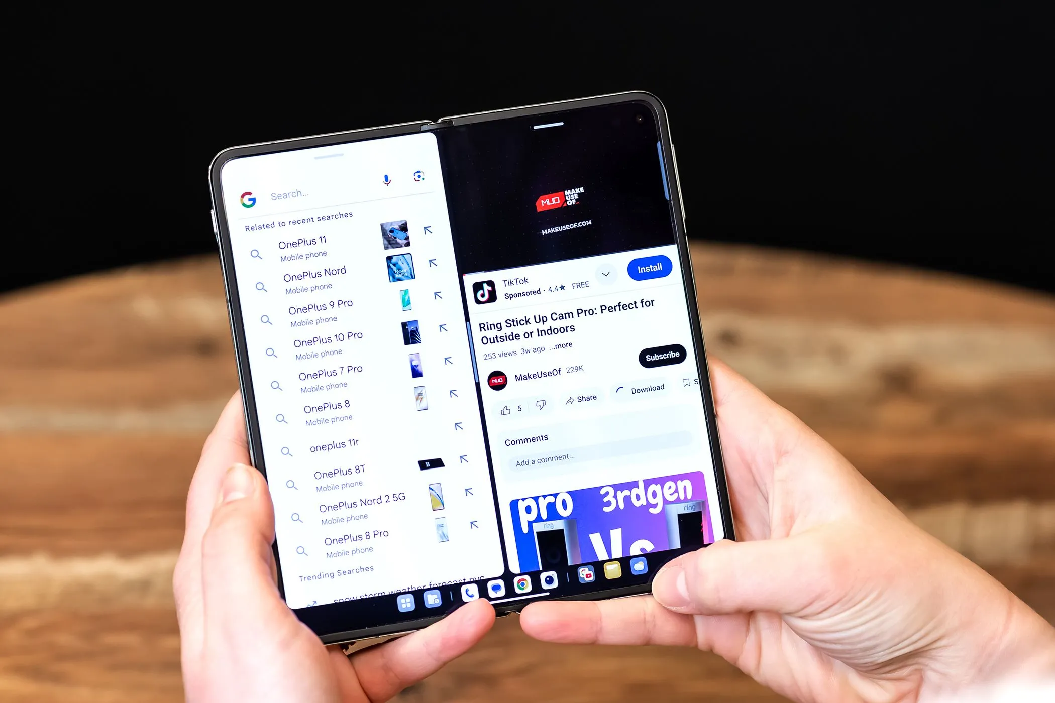 Người dùng thao tác trên điện thoại OnePlus Open ở chế độ chia đôi màn hình, minh họa khả năng đa nhiệm và tối ưu ứng dụng cho màn hình gập.