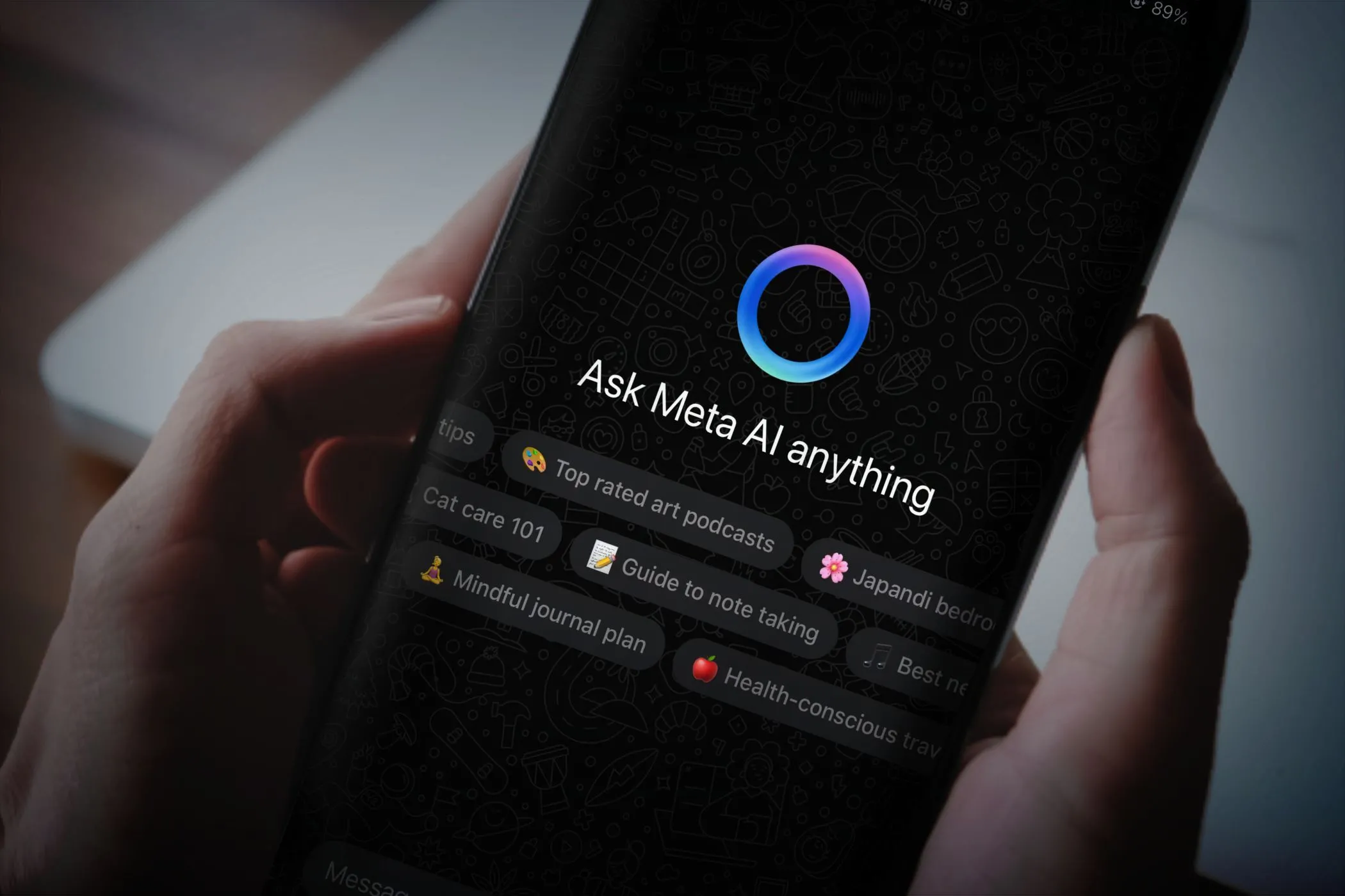 Người dùng tương tác với chatbot Meta AI trên ứng dụng WhatsApp