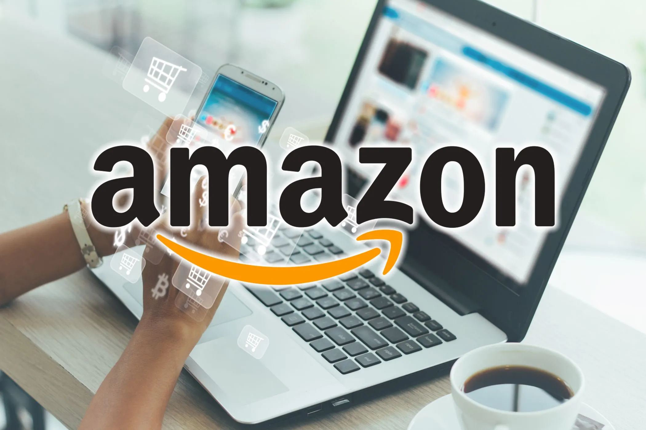 Người phụ nữ đang mua sắm trực tuyến trên máy tính xách tay với logo Amazon hiển thị, minh họa hoạt động thương mại điện tử