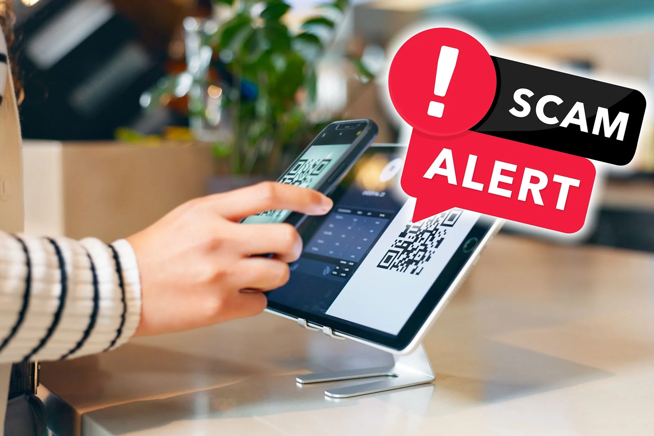 Người phụ nữ đang quét mã QR trên máy quét, minh họa cho chiêu trò lừa đảo mã QR giả mạo eSIM