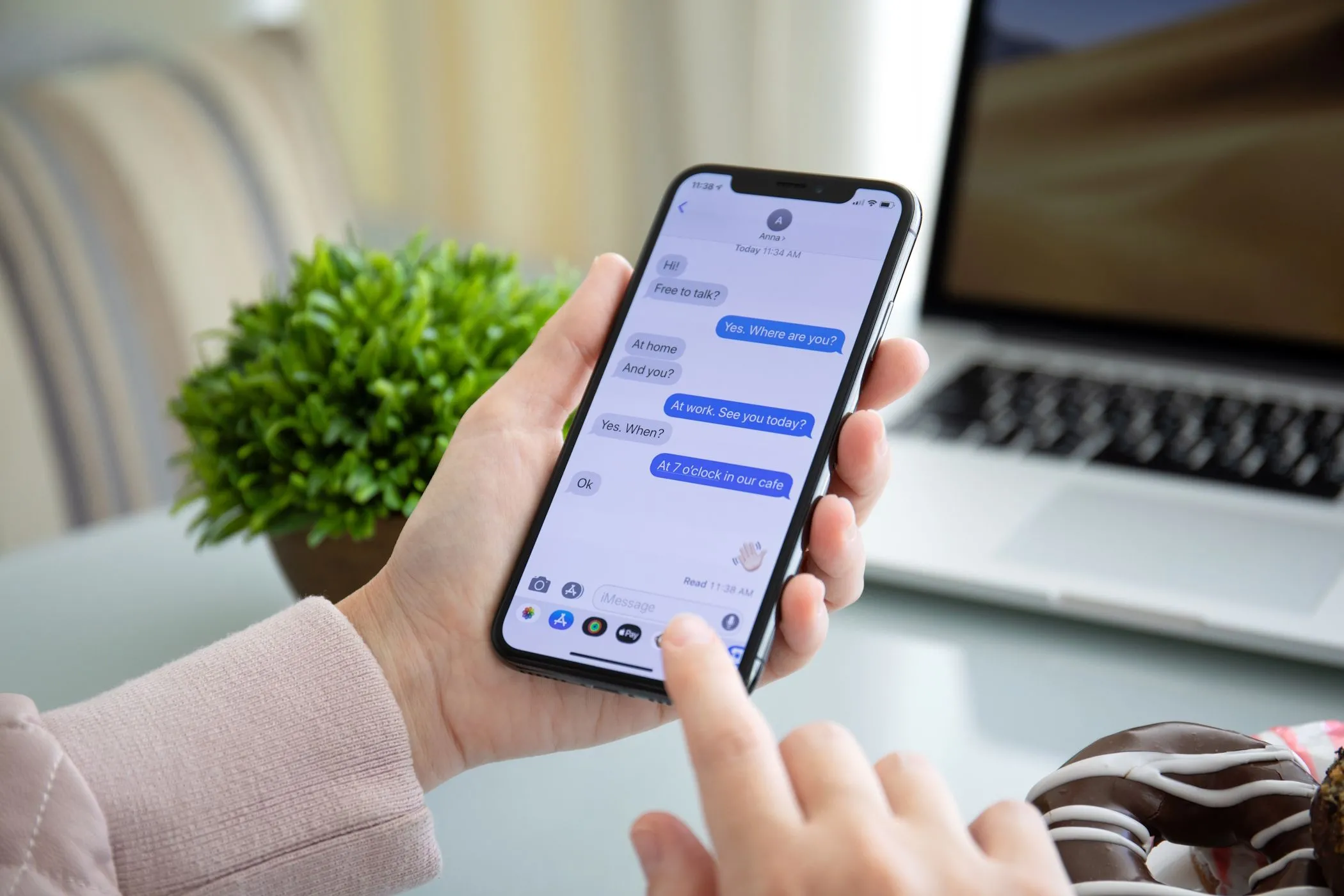 Người phụ nữ đang sử dụng iMessage trên iPhone, thể hiện trải nghiệm nhắn tin độc quyền của Apple.
