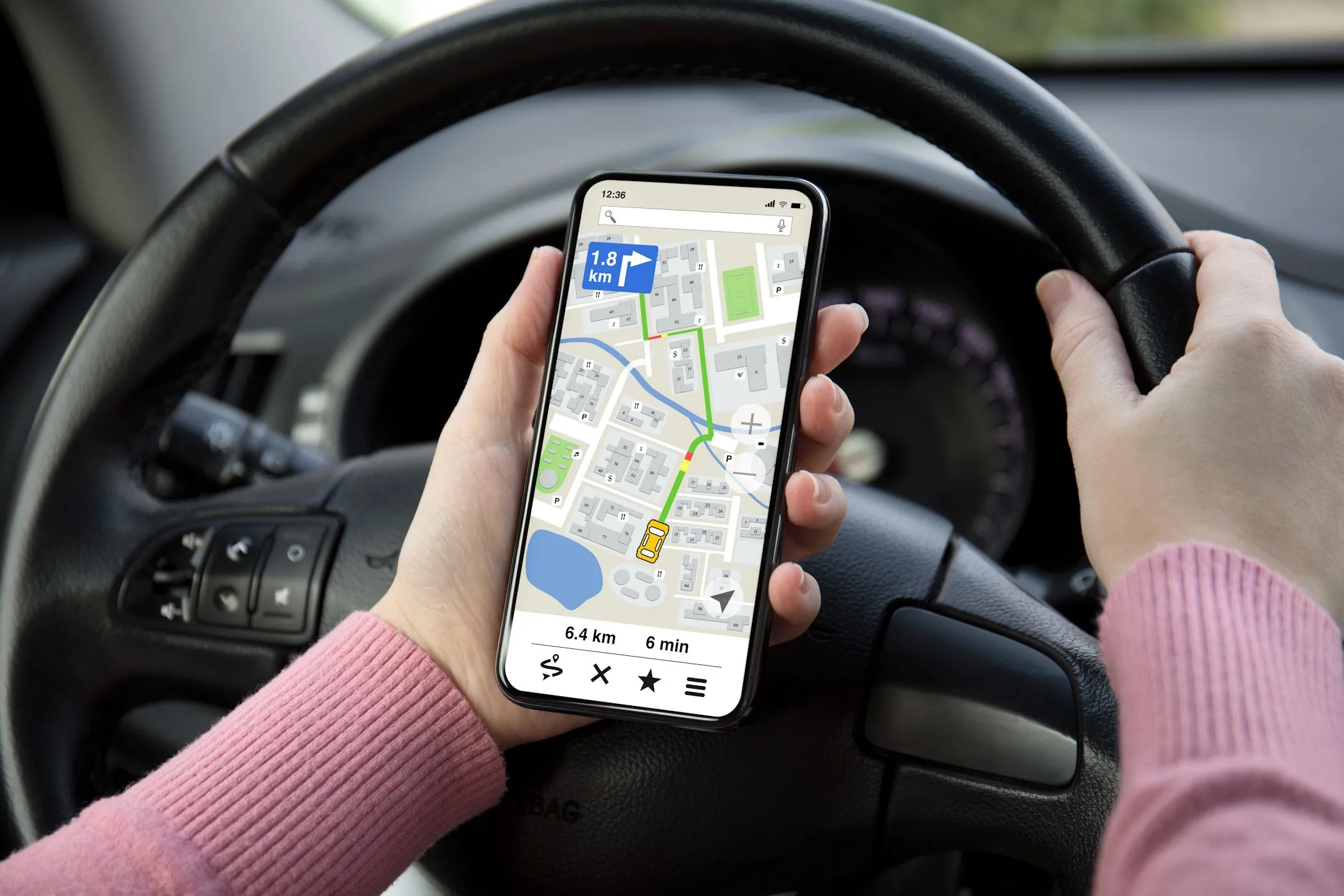 Người phụ nữ đang sử dụng ứng dụng bản đồ trên điện thoại Android khi lái xe, minh họa tính năng định vị GPS