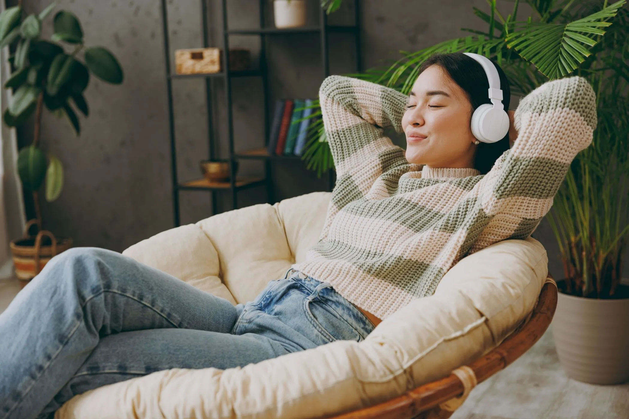 Người phụ nữ tận hưởng âm nhạc với tai nghe chụp tai cao cấp, thể hiện trải nghiệm nghe chuyên sâu.