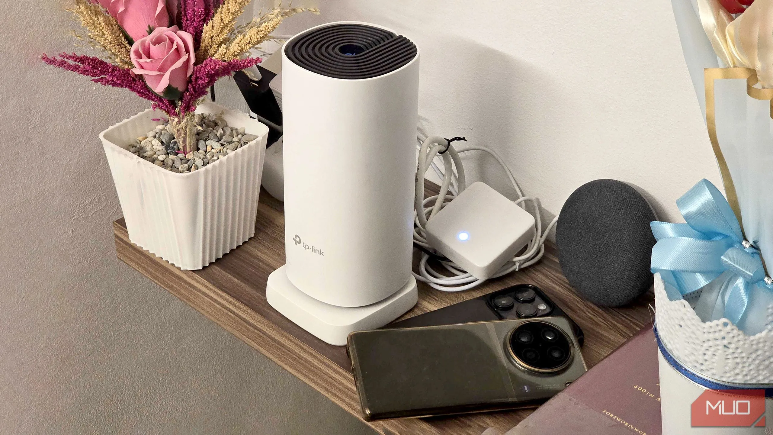 Nhiều điện thoại thông minh đang kết nối với mạng Wi-Fi khách (Guest Wi-Fi), biểu thị việc phân tách mạng.