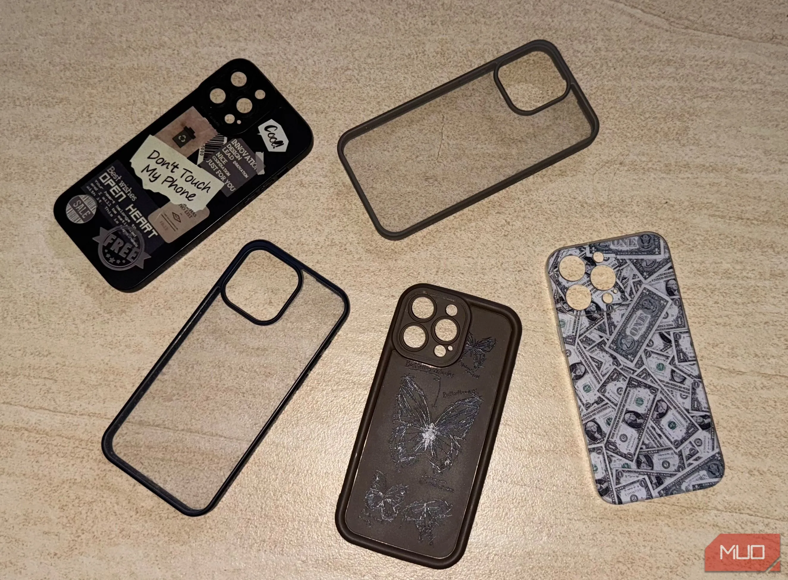 Nhiều ốp lưng iPhone 15 Pro Max được đặt trên sàn