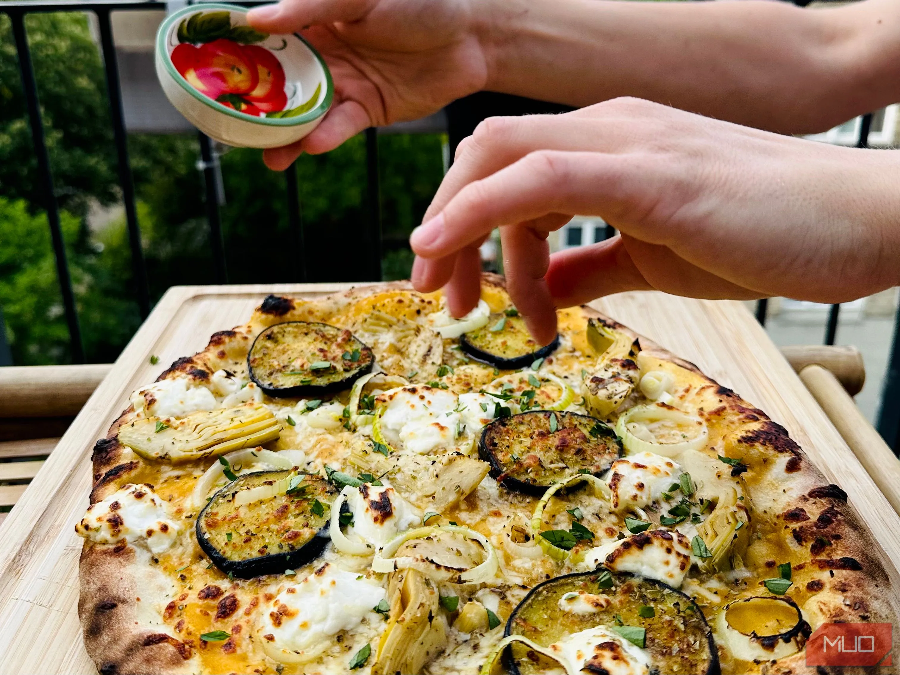 Nhóm bạn đang cùng làm pizza tại nhà, biến bữa ăn thành cơ hội vàng để chụp ảnh những khoảnh khắc vui vẻ và ẩm thực.