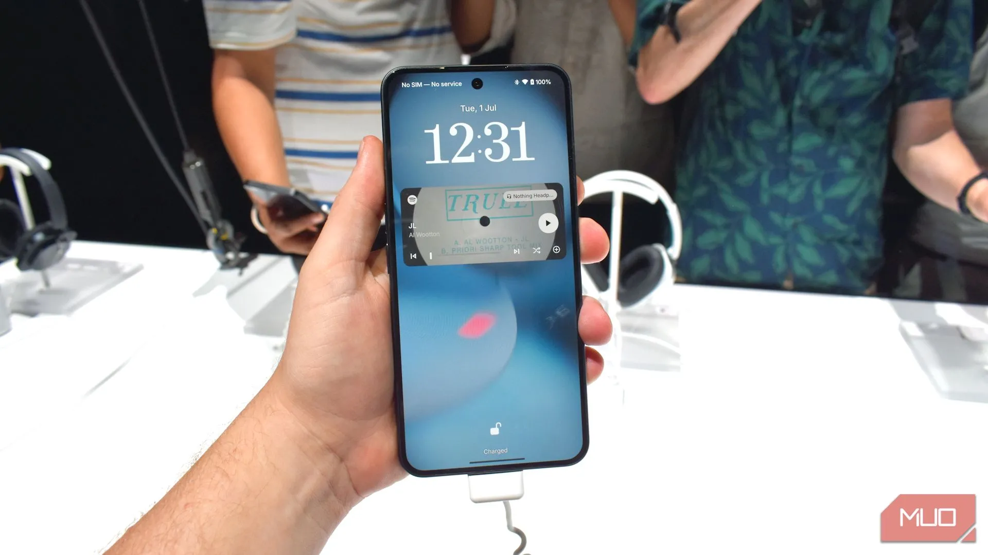Nothing Phone 3 với màn hình hiển thị sống động trên tay người dùng