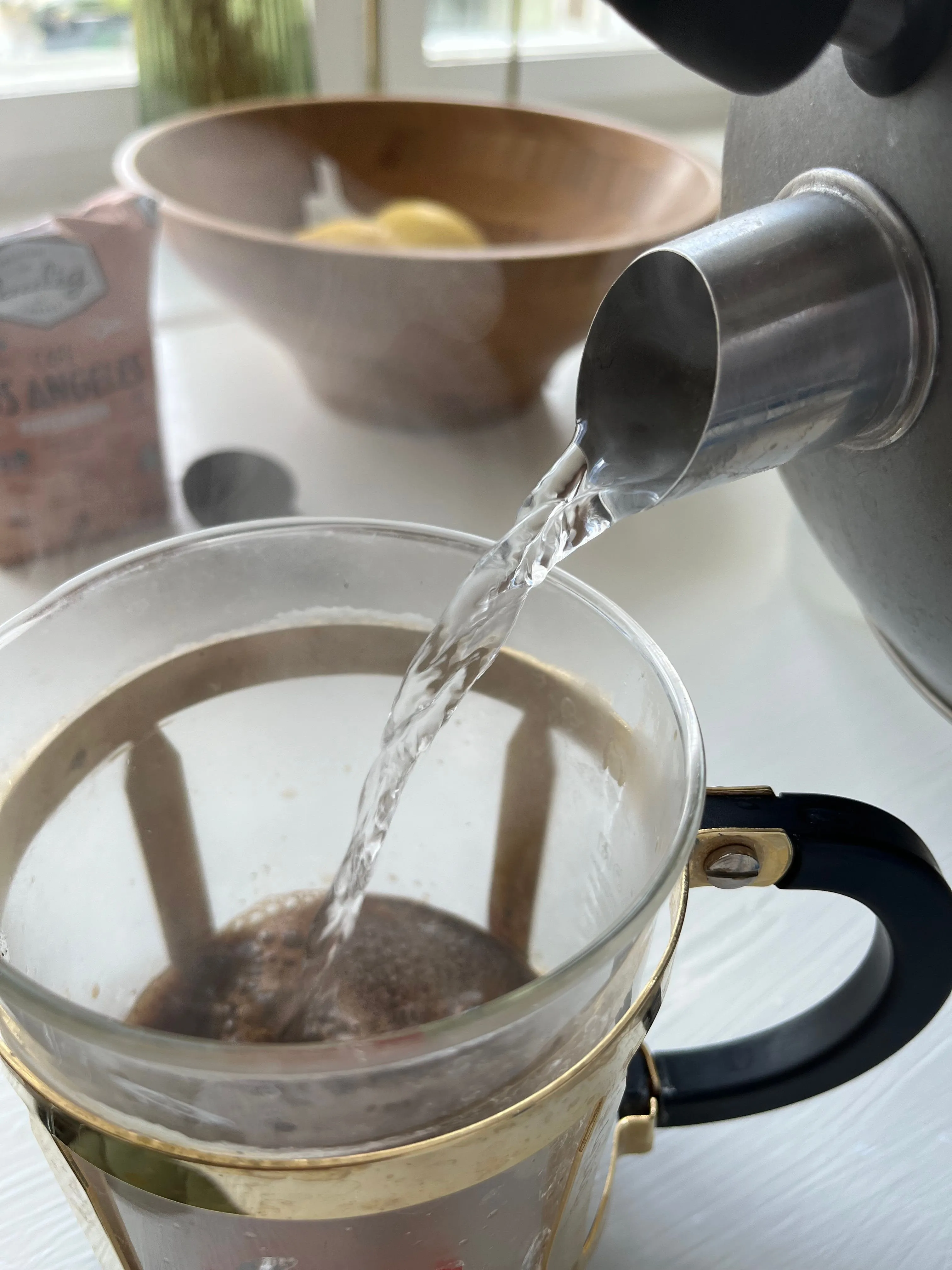 Nước được rót từ ấm đun vào bình pha cà phê, một khoảnh khắc nhỏ nhưng đầy nghệ thuật để chụp ảnh tại nhà.