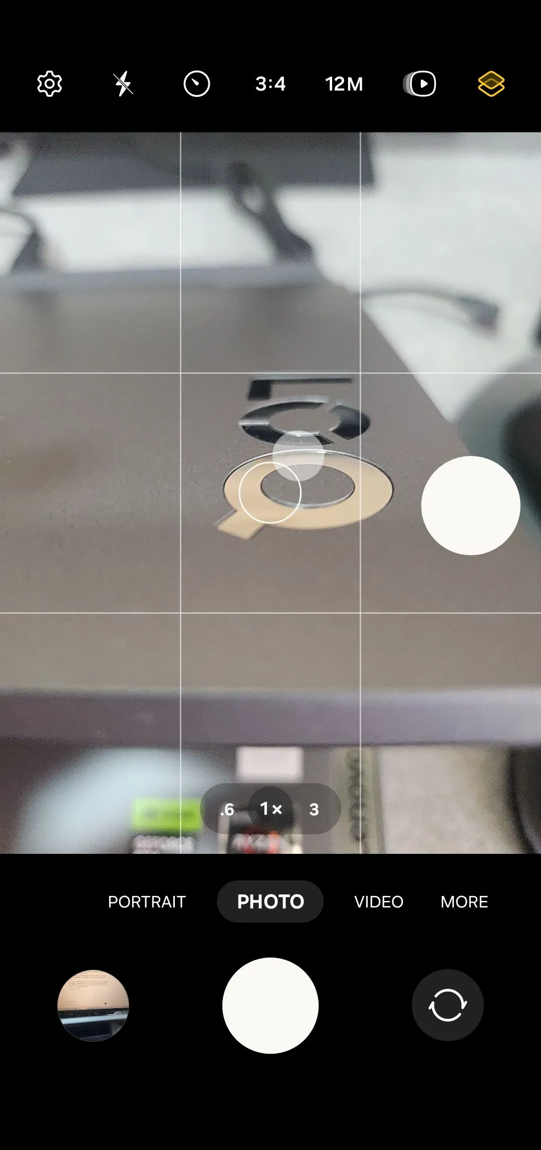Nút chụp nổi tiện lợi trong ứng dụng camera Samsung