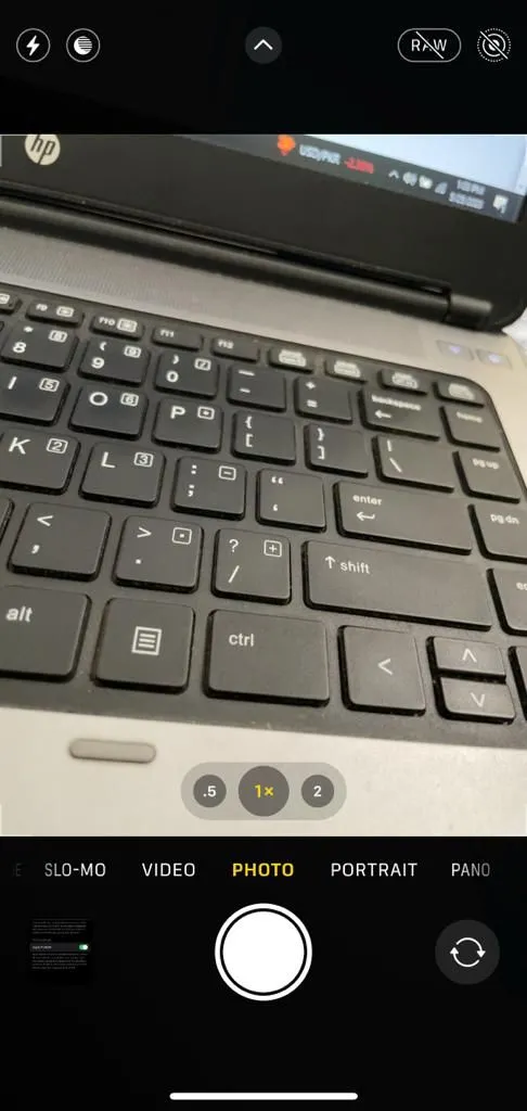 Nút RAW được kích hoạt trên giao diện ứng dụng Camera của iPhone