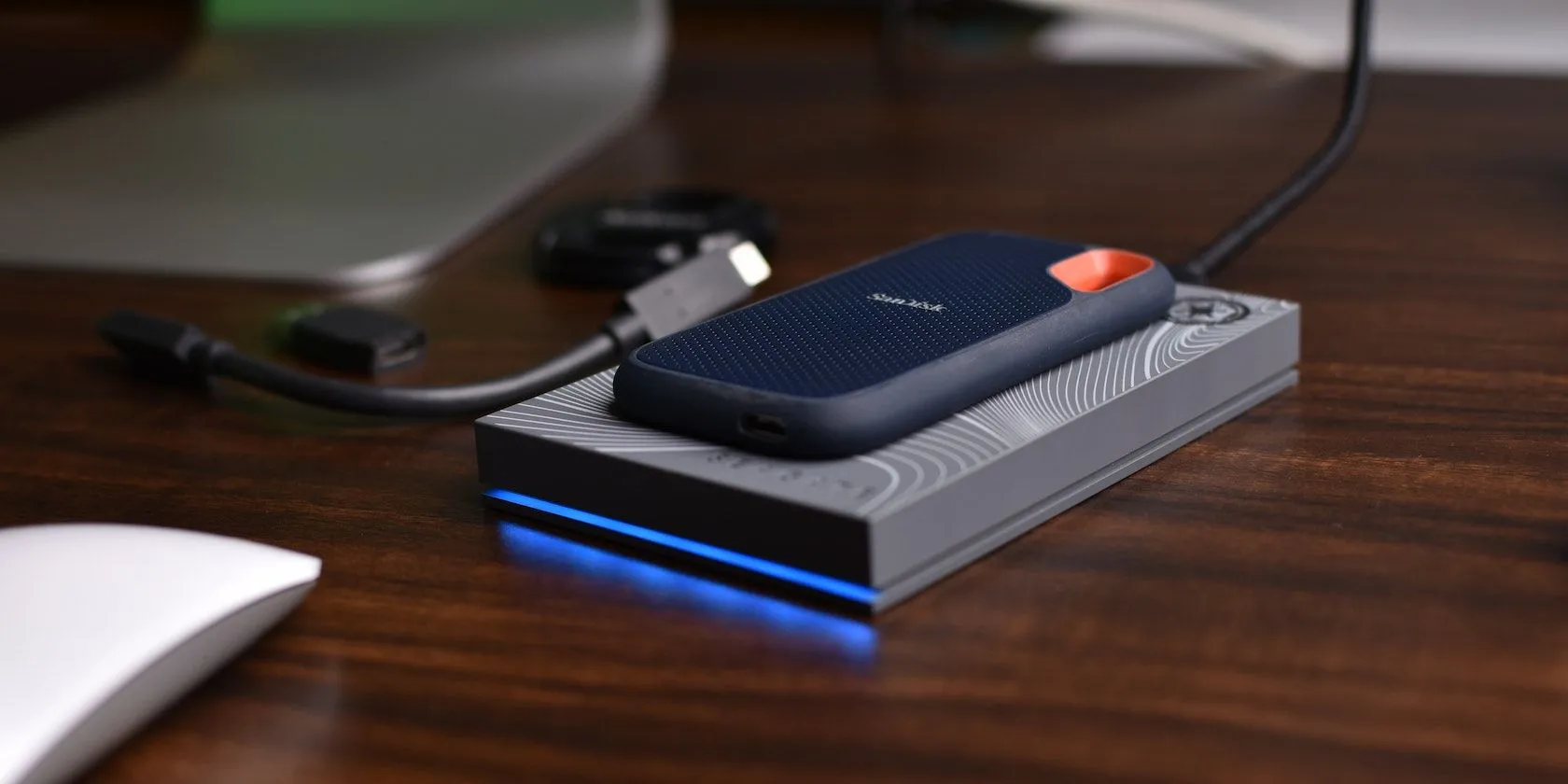 Ổ cứng SSD gắn ngoài được đặt trên bàn, một thiết bị lưu trữ cần được cập nhật firmware định kỳ.