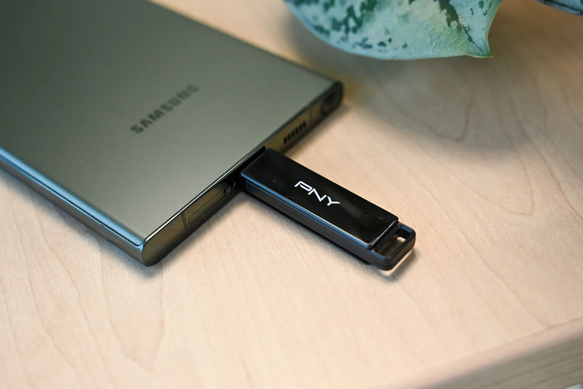 Ổ đĩa flash PNY Elite X Type C được cắm vào điện thoại Samsung, biểu tượng hiển thị trên màn hình