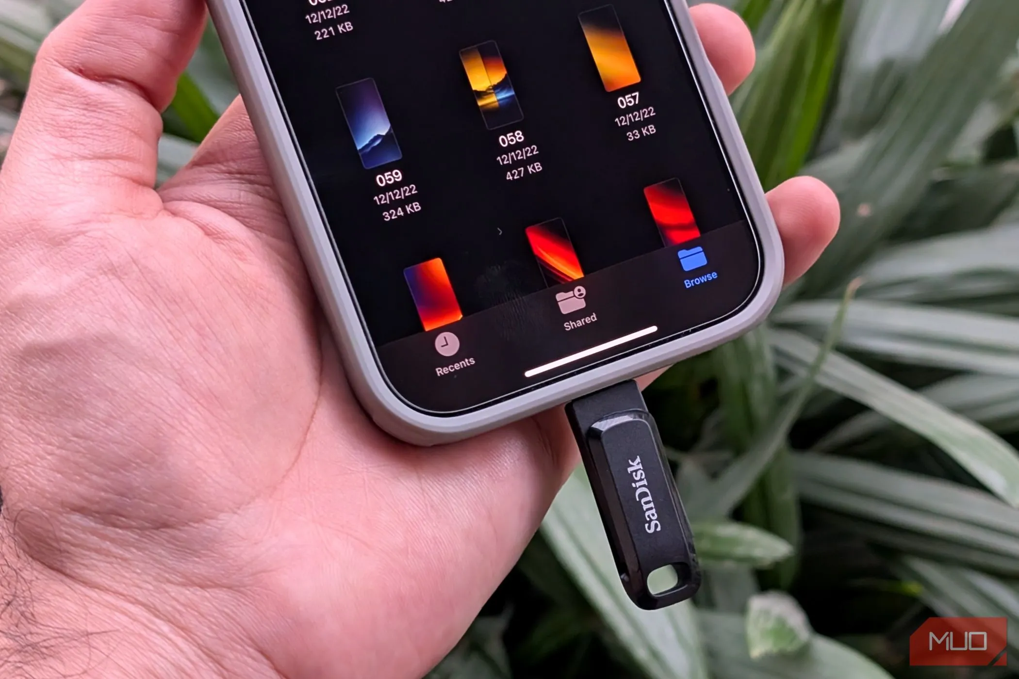 Ổ đĩa flash USB-C kết nối với iPhone, minh họa nguy cơ lây nhiễm phần mềm độc hại từ thiết bị ngoại vi.