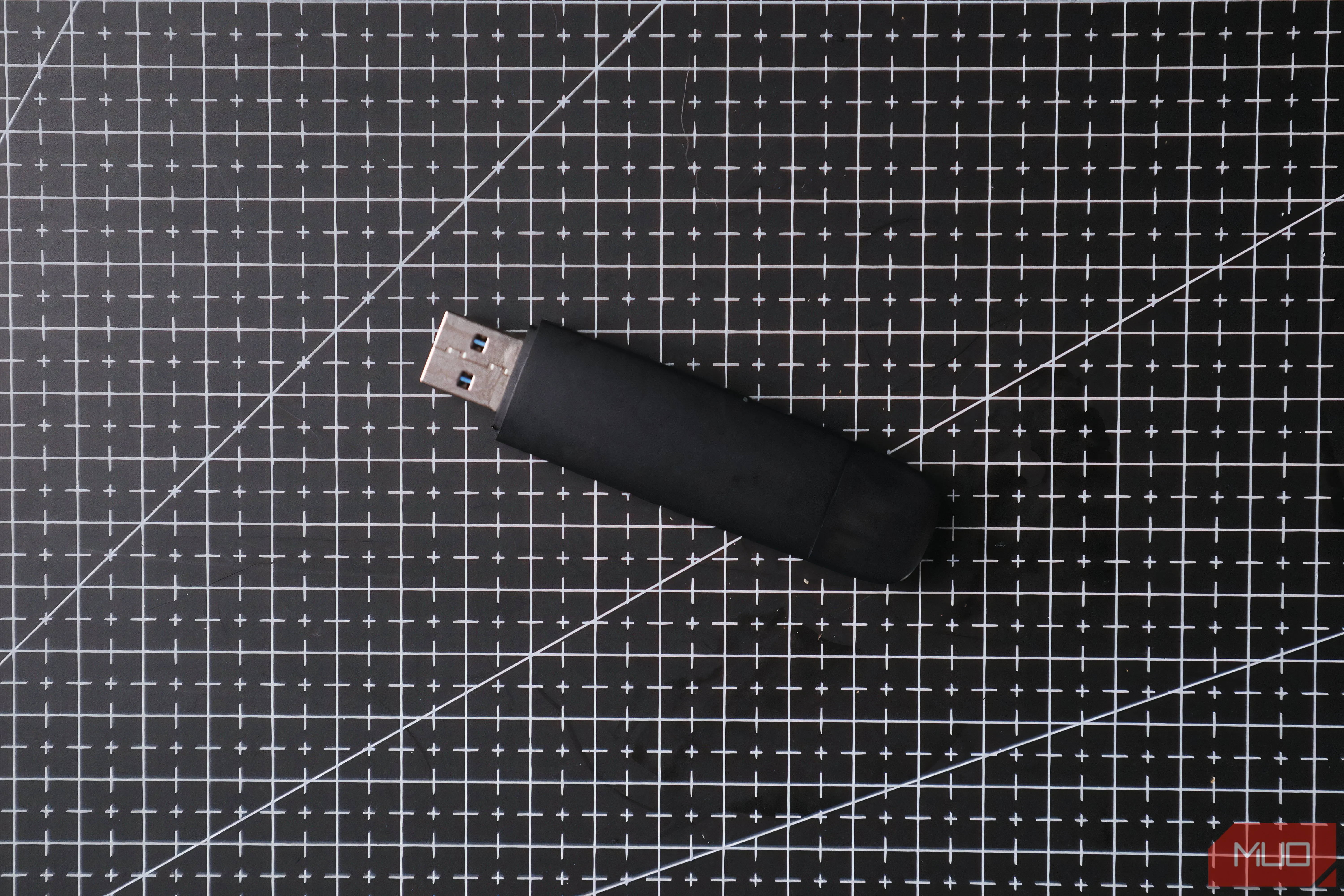 Ổ đĩa USB flash dùng để cài đặt hệ điều hành, firmware và công cụ chẩn đoán khi sửa chữa máy tính.