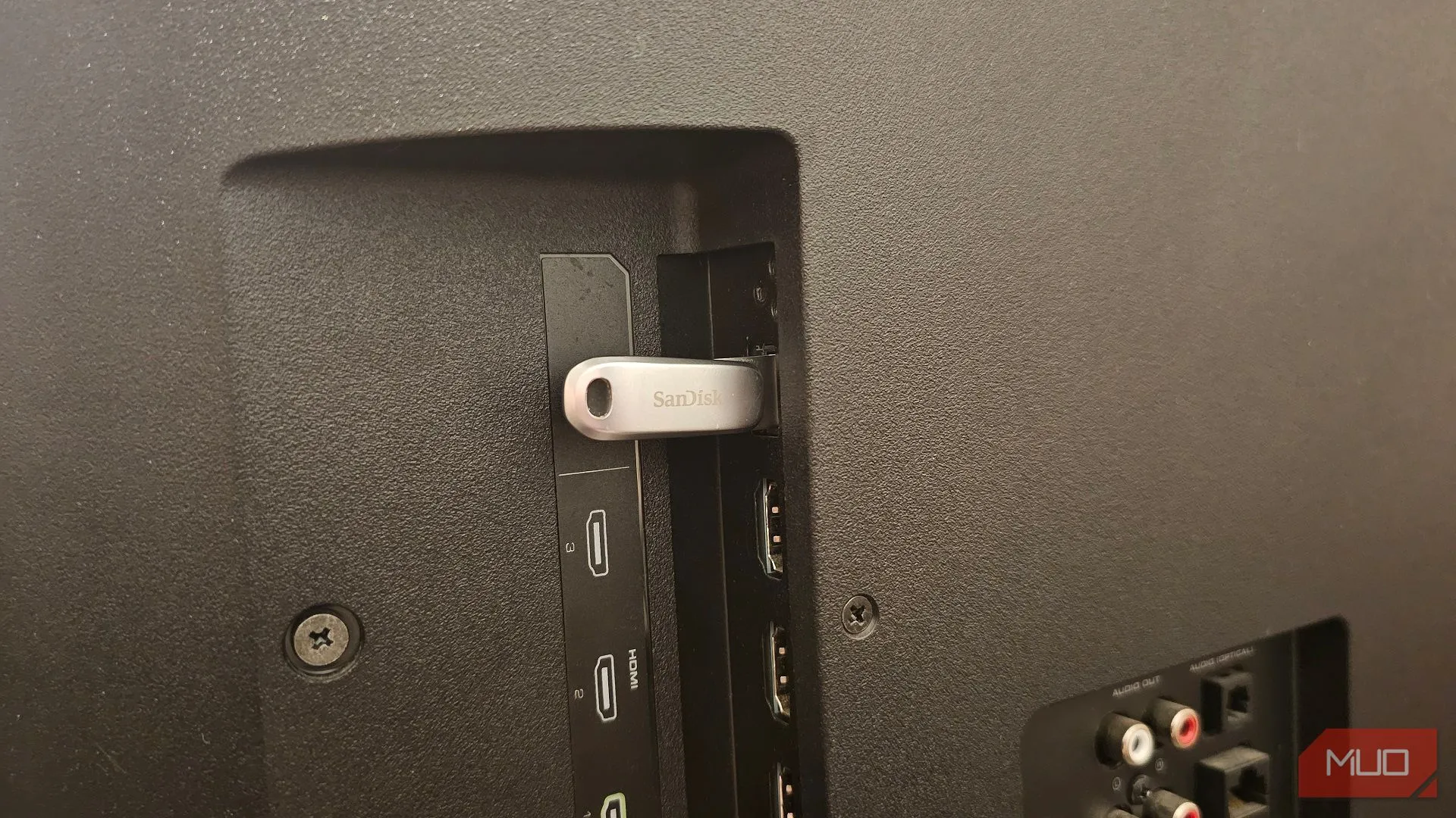 Ổ USB SanDisk được cắm vào cổng USB của Smart TV Vizio