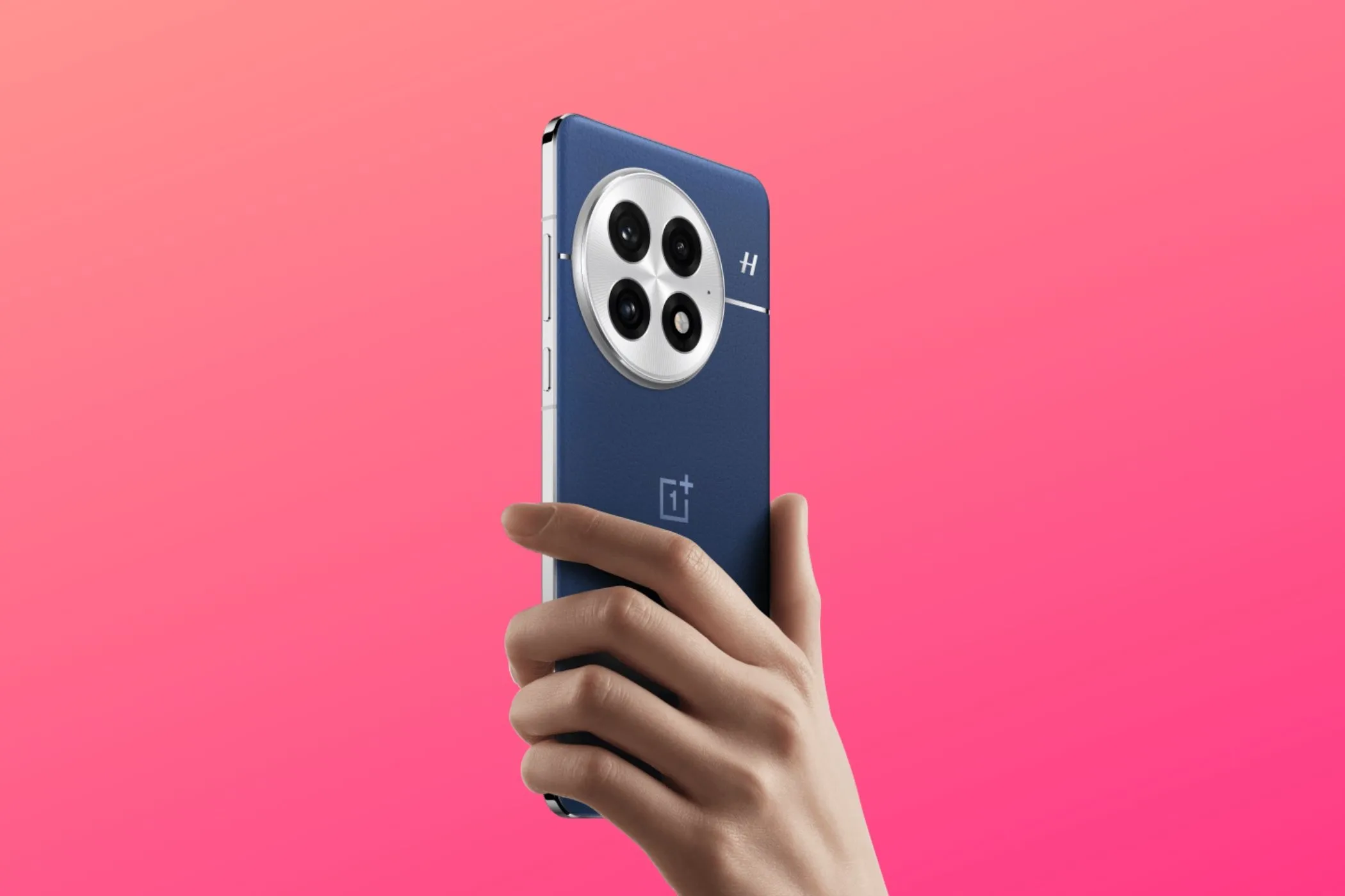 OnePlus 13 với thiết kế mới trong bản dựng, nền hồng