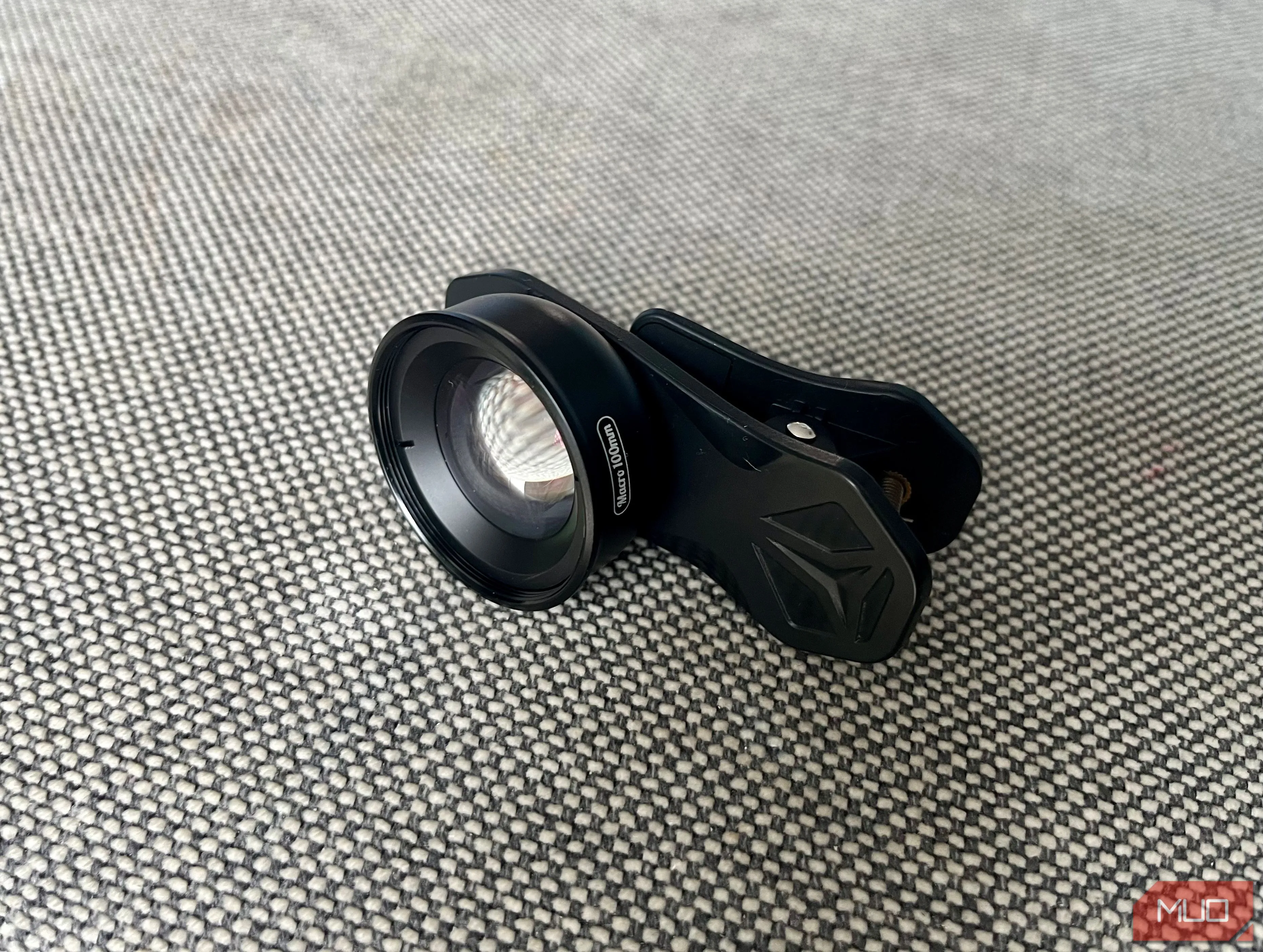 Ống kính macro kẹp (clip-on) gắn trên camera smartphone, hỗ trợ chụp ảnh cận cảnh món ăn