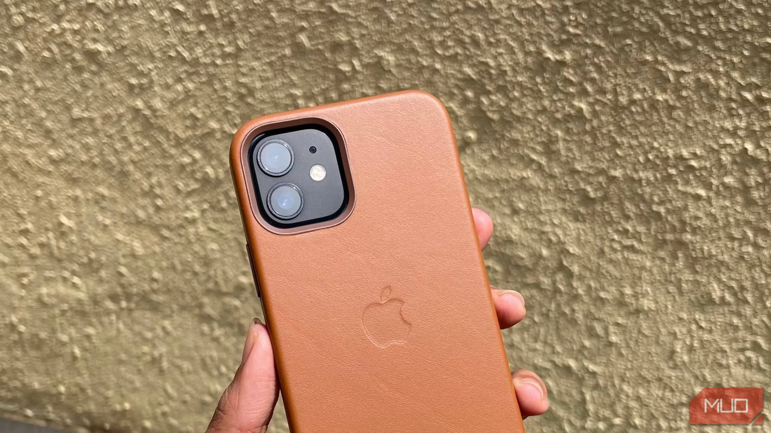 Ốp lưng da màu nâu trên iPhone 12, minh họa độ bền và vẻ sang trọng của vật liệu da tự nhiên.