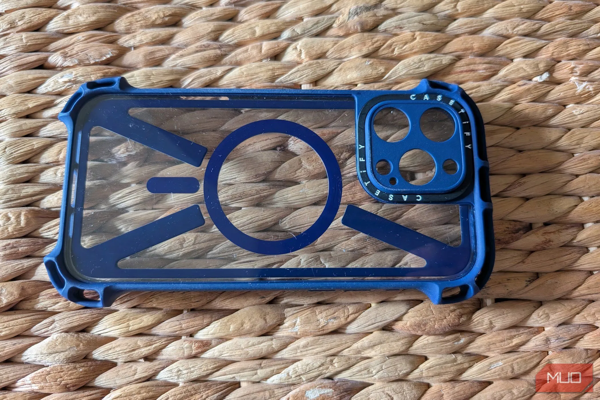 Ốp lưng iPhone trong suốt, siêu mỏng trên bề mặt thô ráp, minh họa cho phong cách tối giản nhưng vẫn bảo vệ