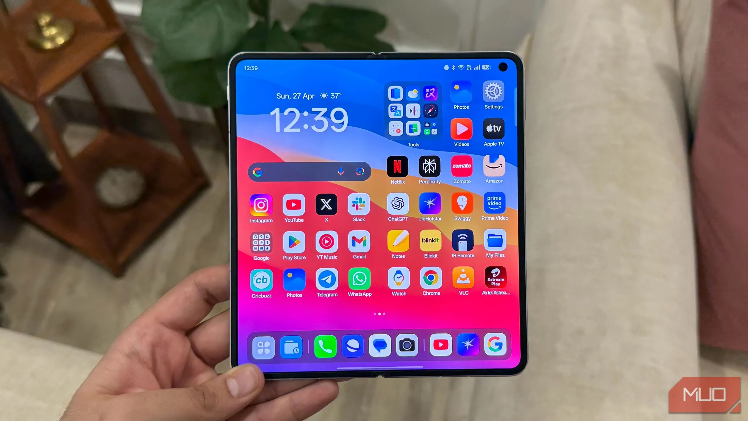 Oppo Find N5 khi mở màn hình chính, mang lại không gian hiển thị rộng rãi và trải nghiệm sử dụng cao cấp.