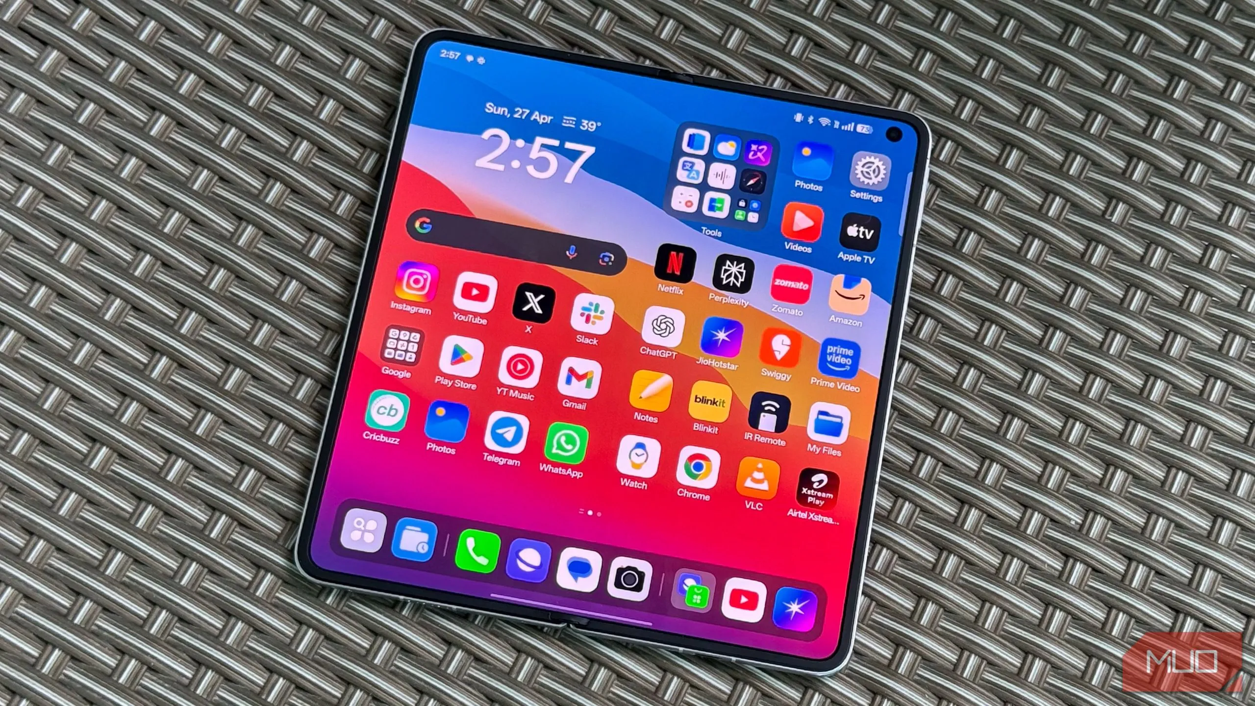 Oppo Find N5 với thiết kế mỏng nhẹ tinh tế, tích hợp phần cứng mạnh mẽ của một smartphone flagship.