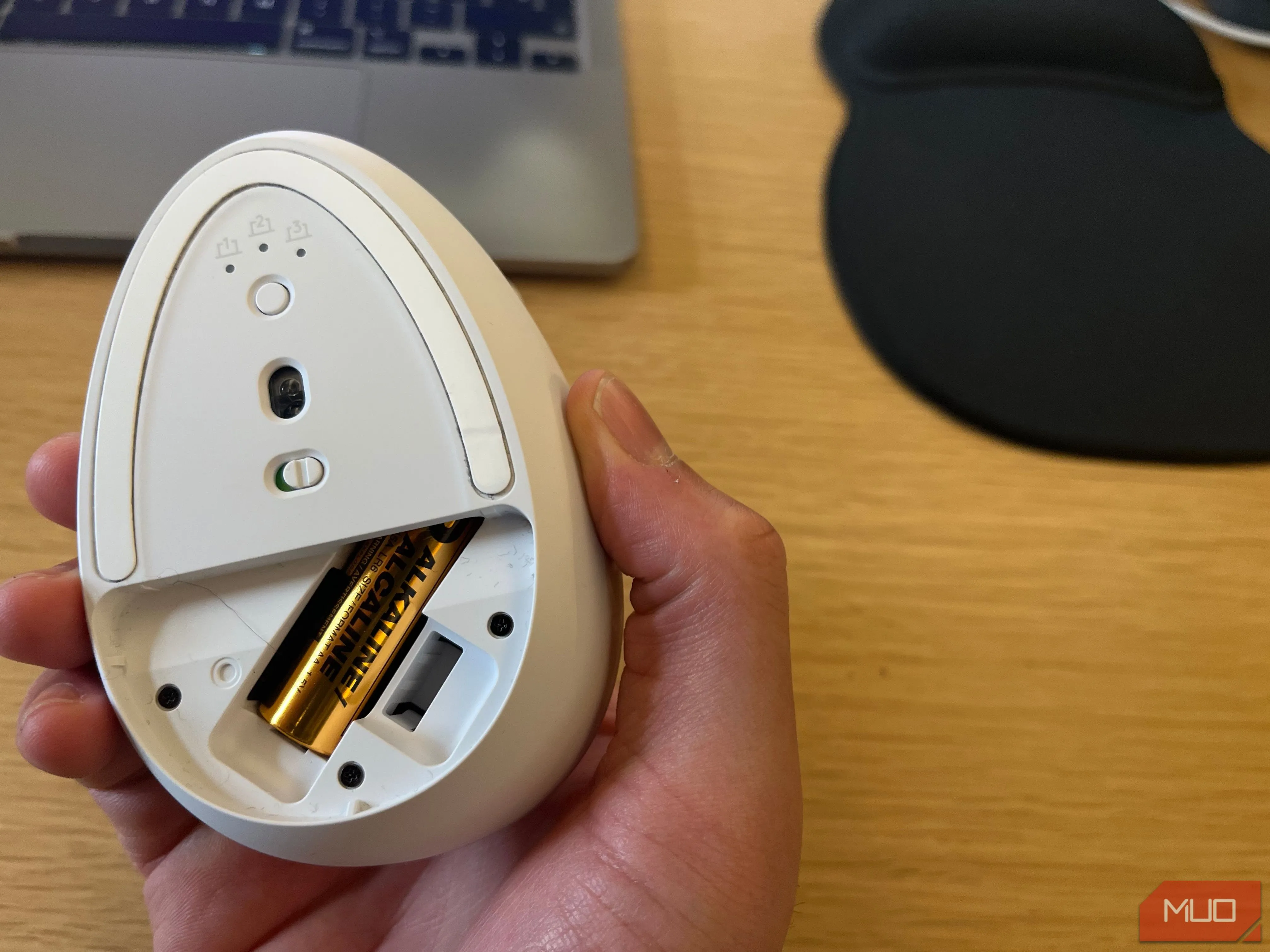 Pin AA có thể thay thế bên trong một chuột không dây, cho thấy cơ chế cấp nguồn bằng pin truyền thống.