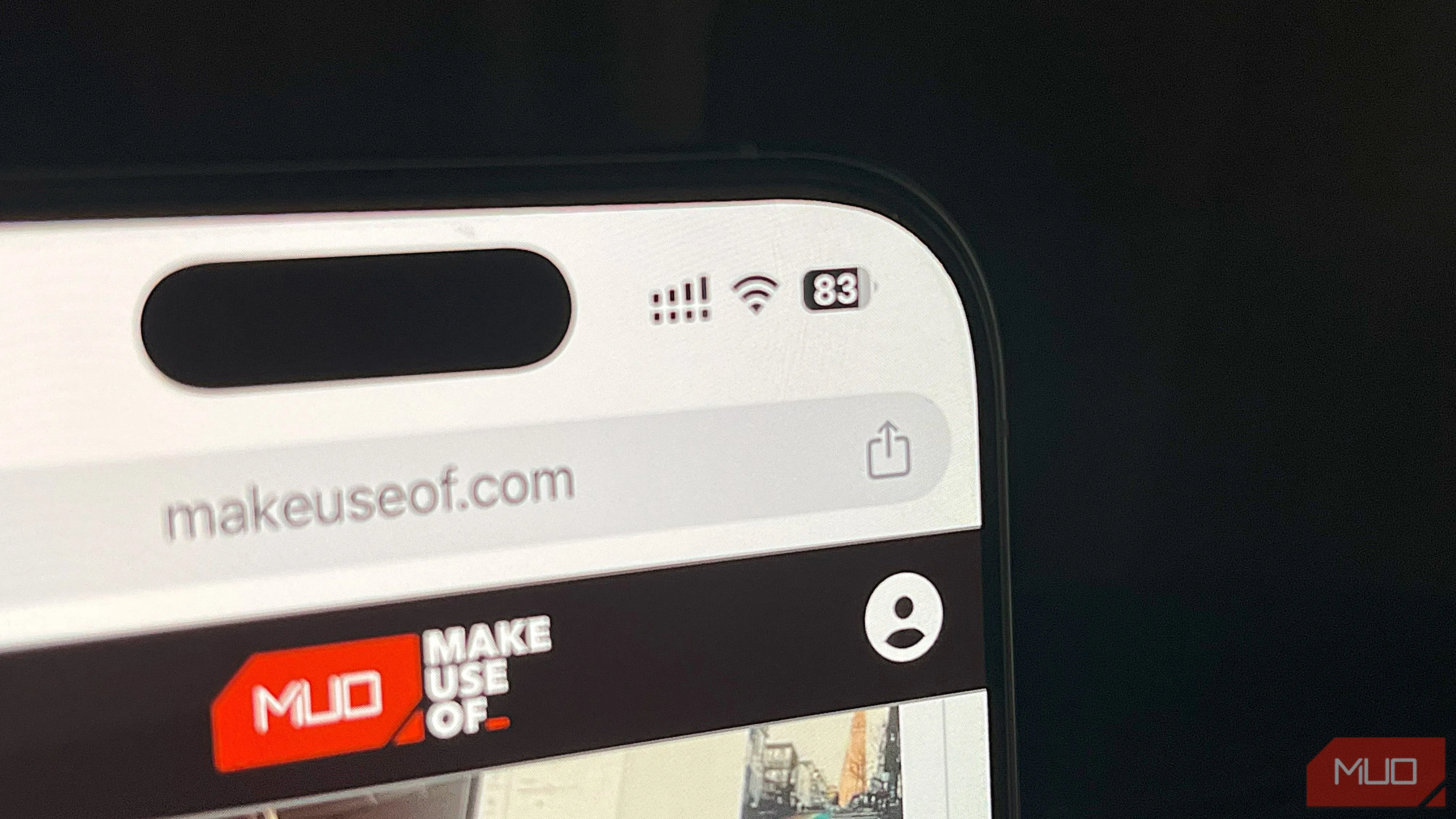 Pin điện thoại iPhone với phần trăm hiển thị, minh họa khả năng tiết kiệm pin không đáng kể