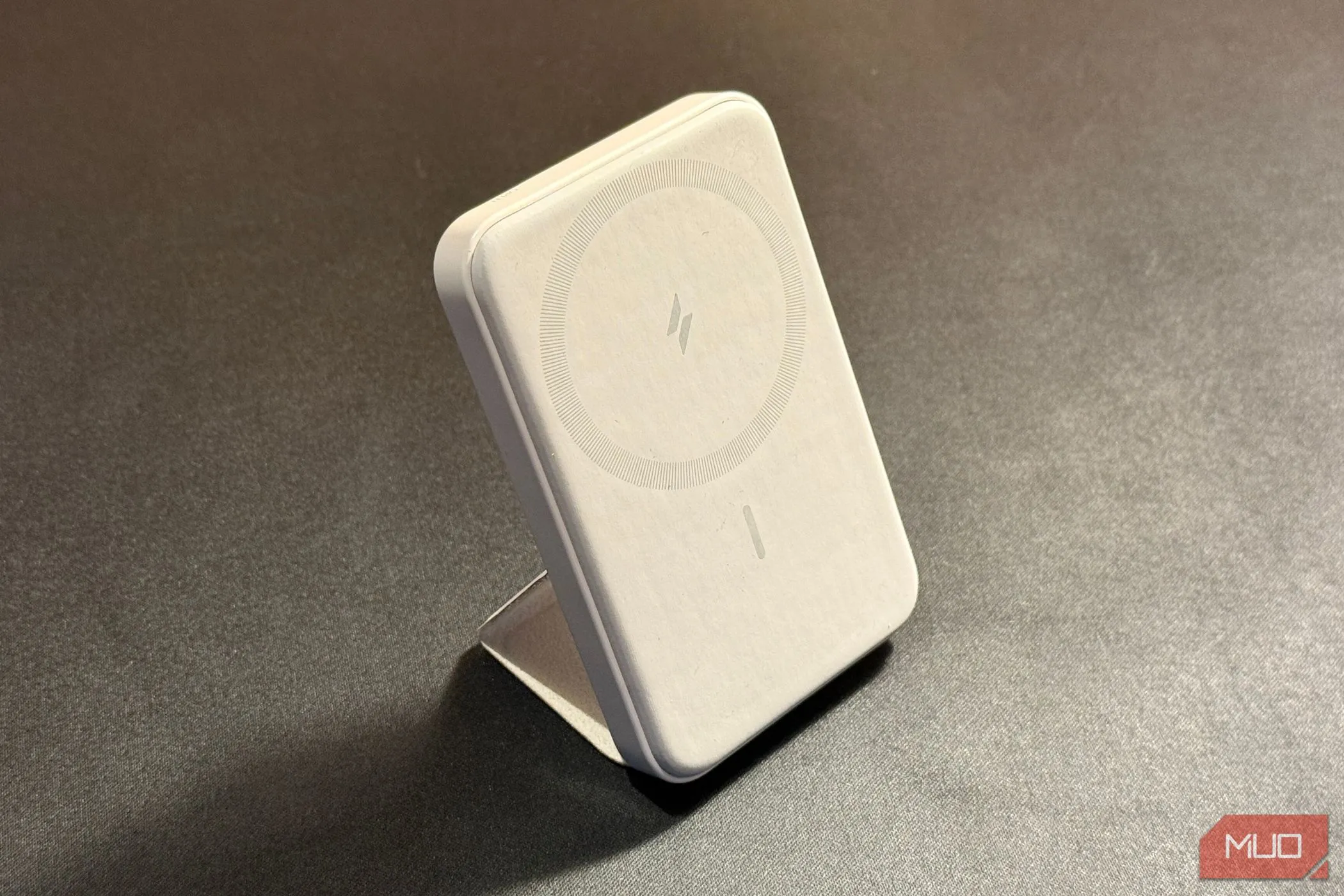 Pin dự phòng Anker MagSafe MagGo 5000mAh đang dựng ở chế độ chân đế trên bàn