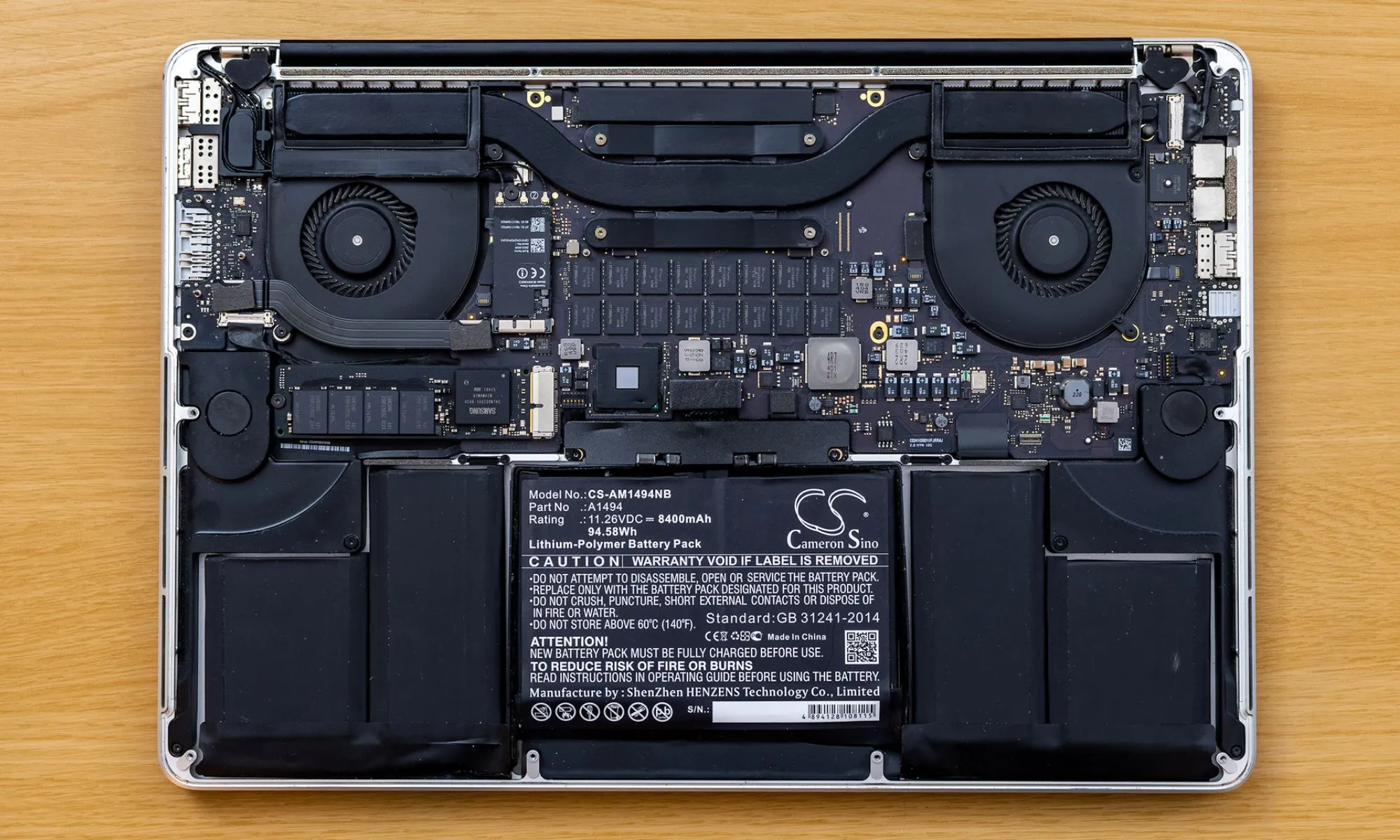 Pin MacBook được tháo rời cho thấy thiết kế bên trong
